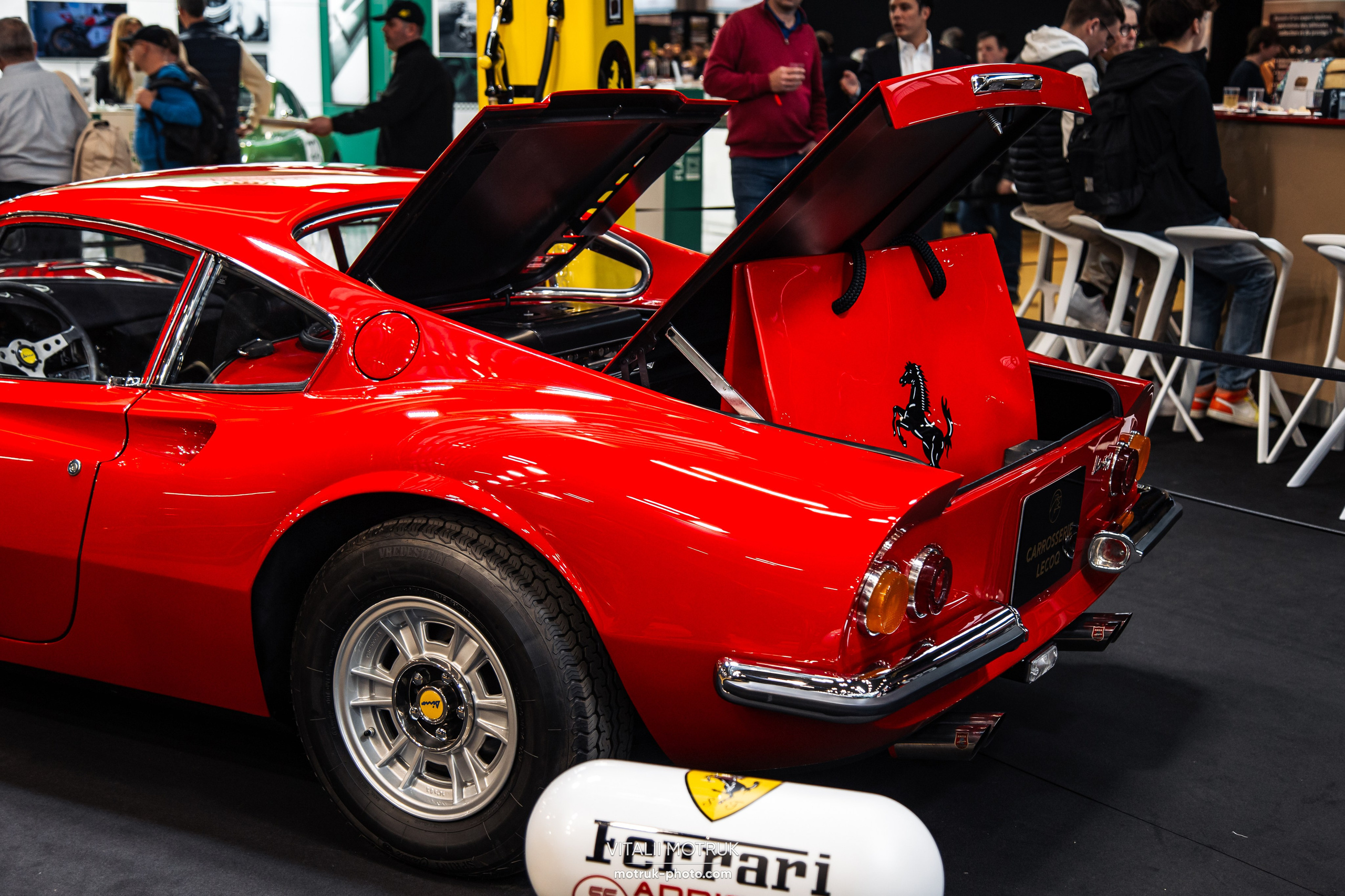 Retromobile 2023. Photographe de voitures à Paris — Vitalii Motruk