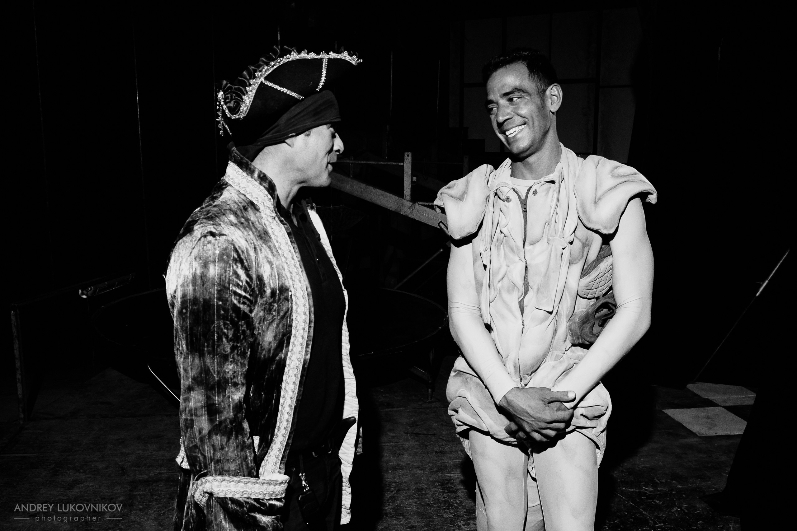 Sesión de fotos entre bastidores en El Circo Encantado: la vida de los artistas tras bambalinas