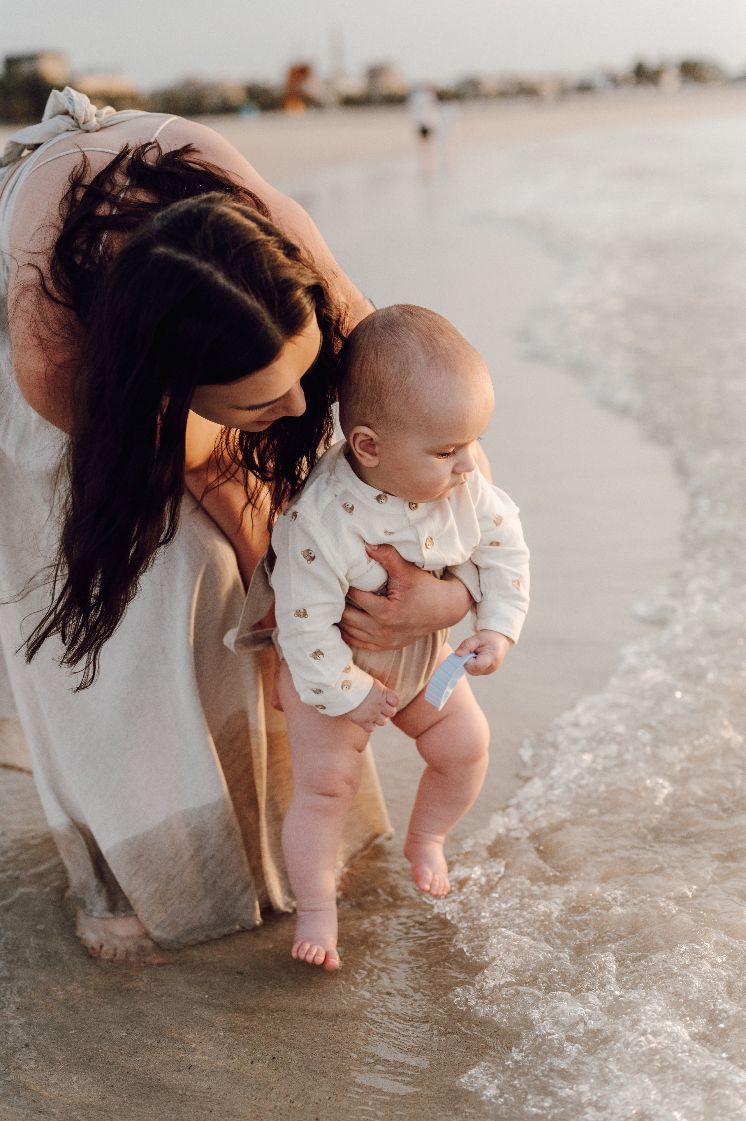 Mama z dzieckiem nad brzegiem morza – lifestyle’owa sesja rodzinna z maluszkiem