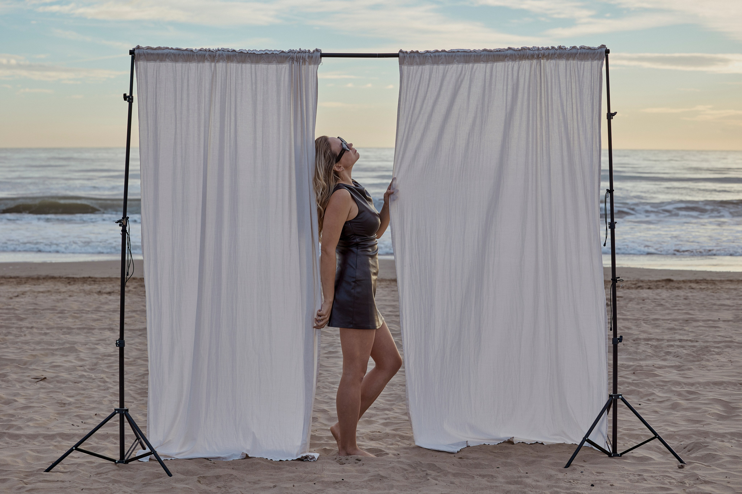 Sesión de fotos artística en la playa de La Malvarrosa al amanecer en Valencia