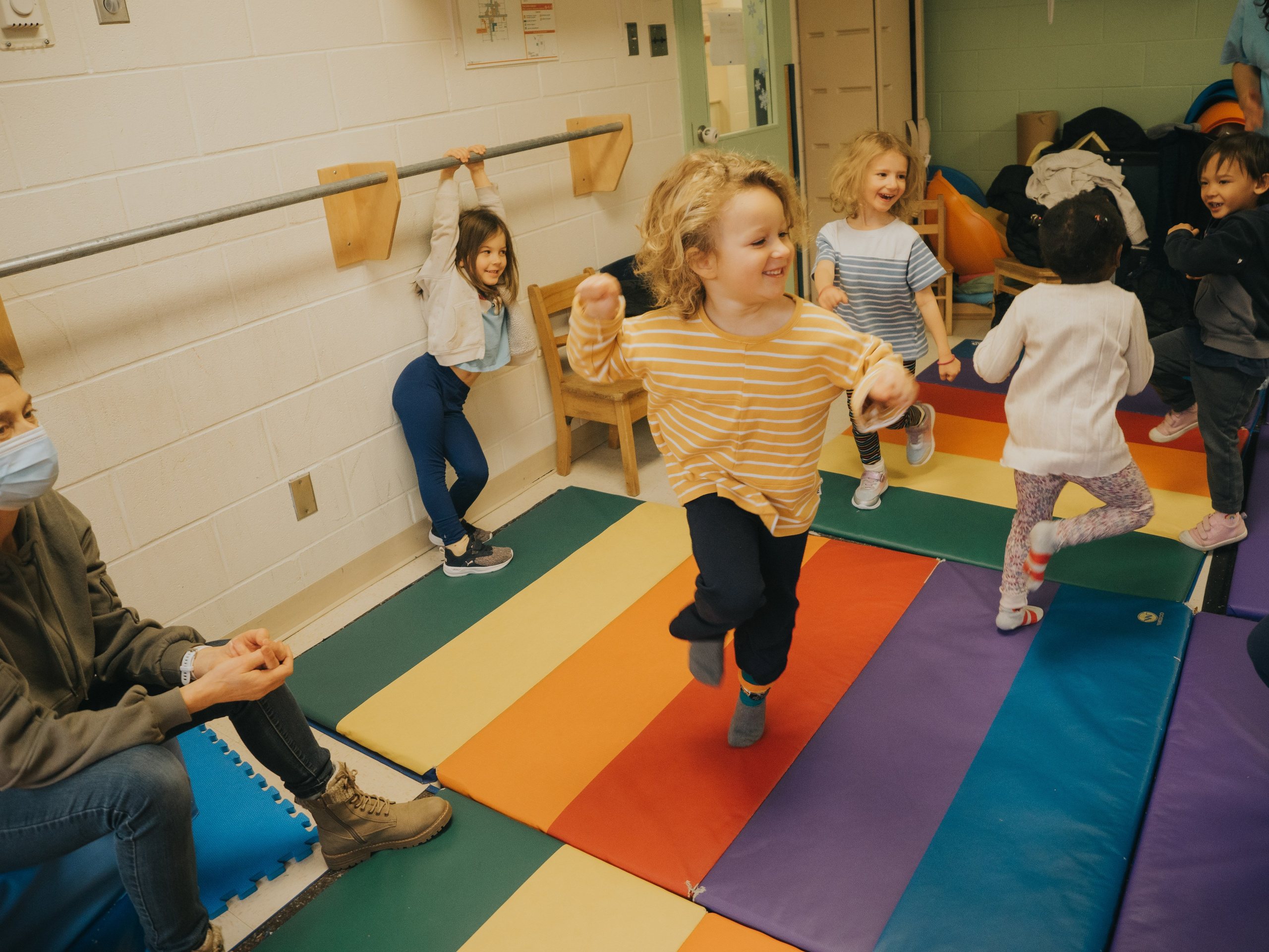 Petite fille qui danse dans une Centre de la Petite Enfance à Montréal.