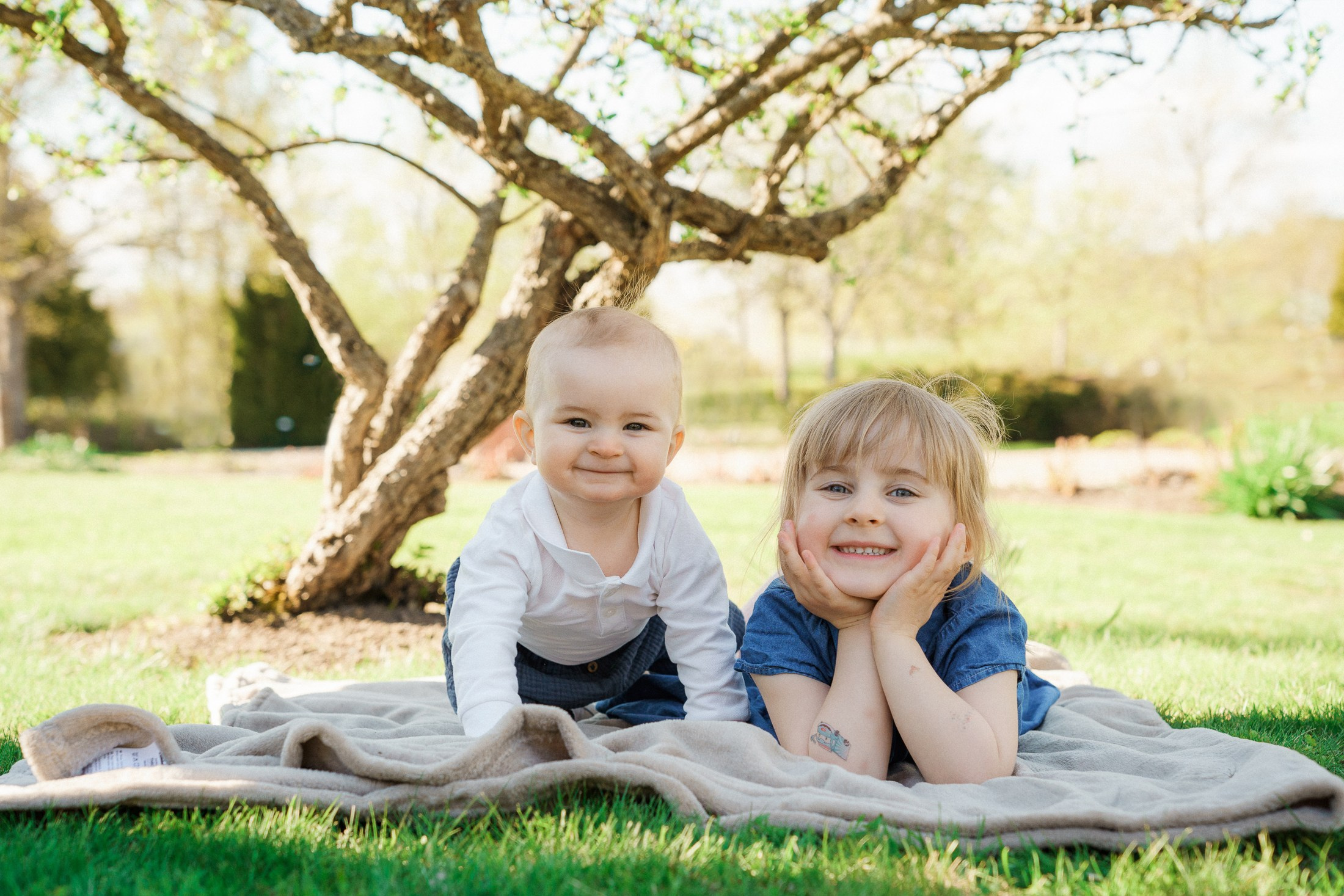 Lapsi- ja perhekuvaus aurinkoisena päivänä Espoossa