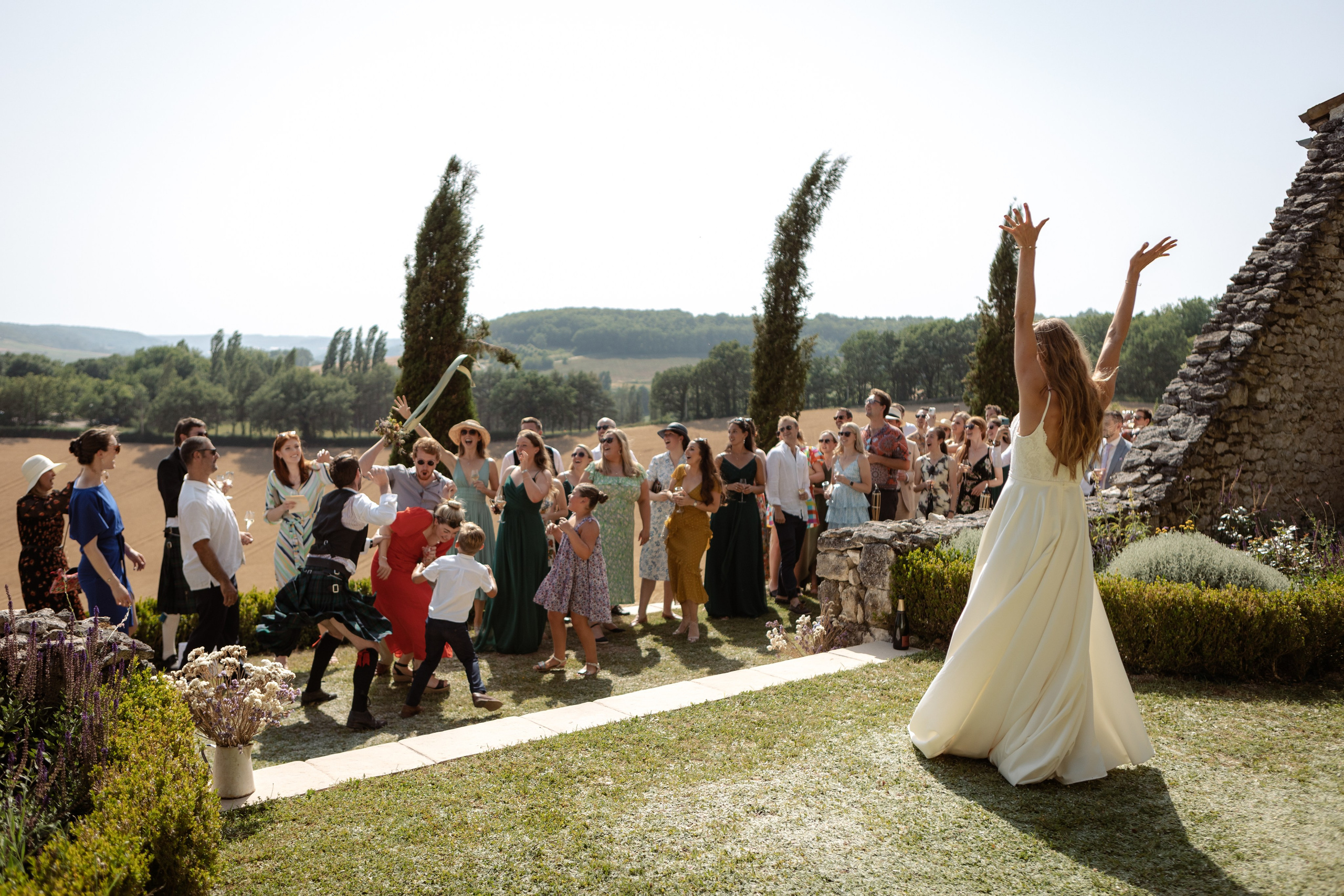 British — scottish wedding in Souquet Hall, Aquitaine, France. Eugénie Smirnova — your photographer in Toulouse and southwest France