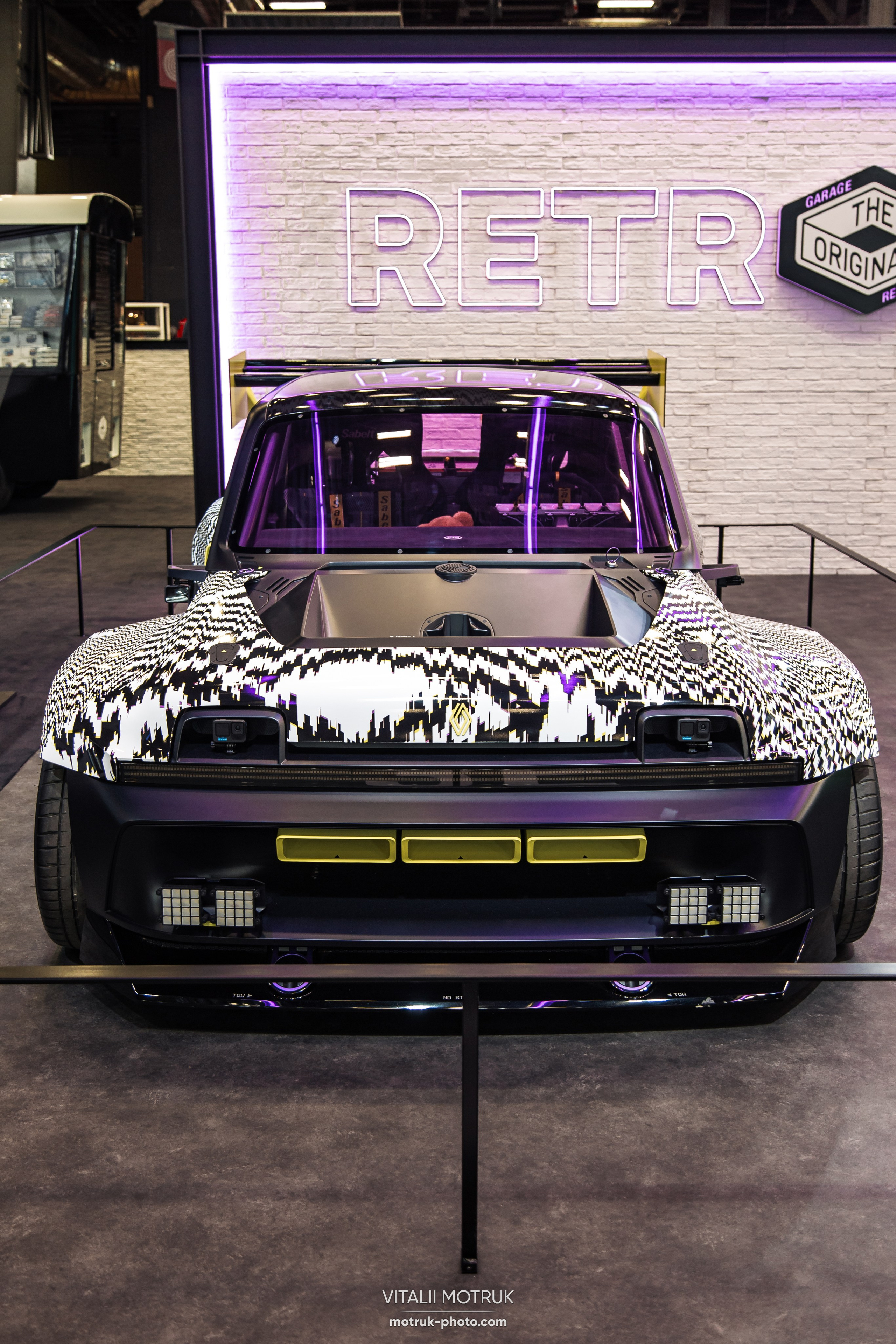 Retromobile 2023. Photographe de voitures à Paris — Vitalii Motruk