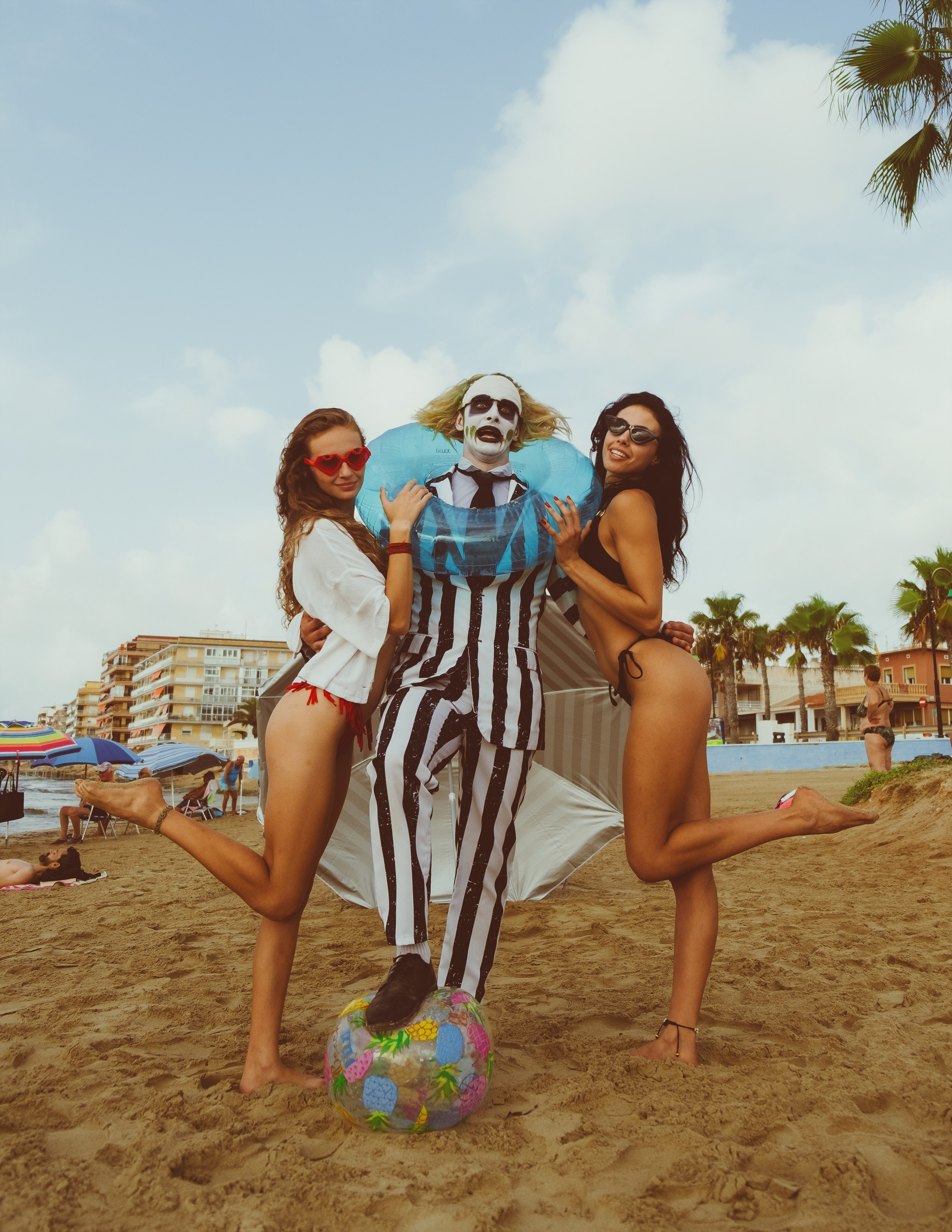 Beetlejuice на море: Экспериментальная фотосессия с цирковыми артистами — Фотограф Андрей Луковников