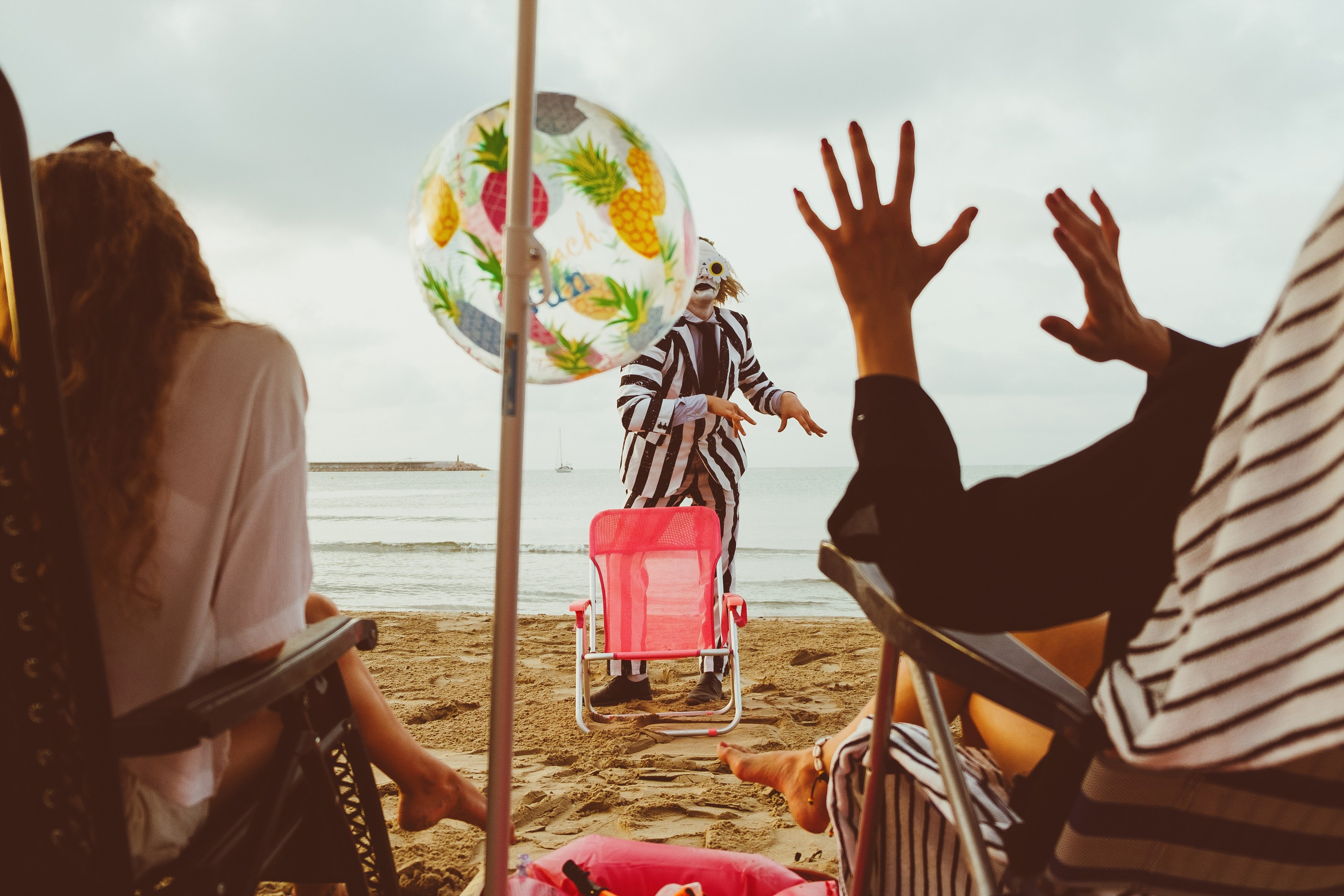 Beetlejuice на море: Экспериментальная фотосессия с цирковыми артистами — Фотограф Андрей Луковников