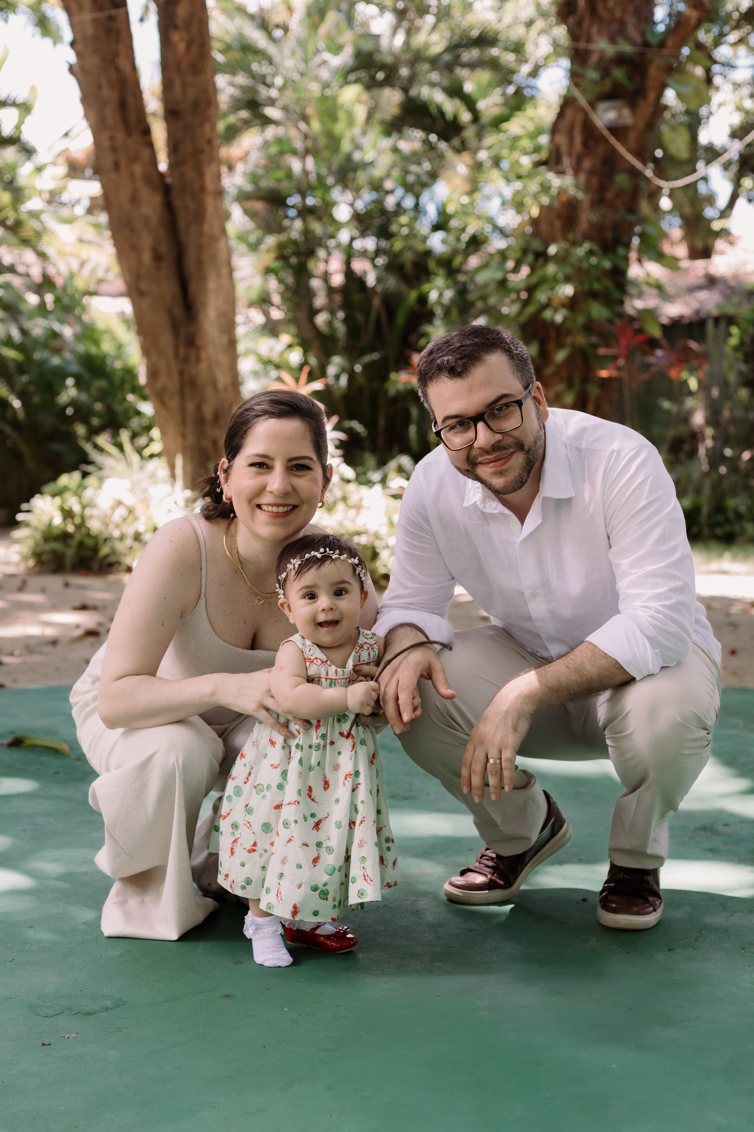 Registro leve da família ao ar livre após o batizado