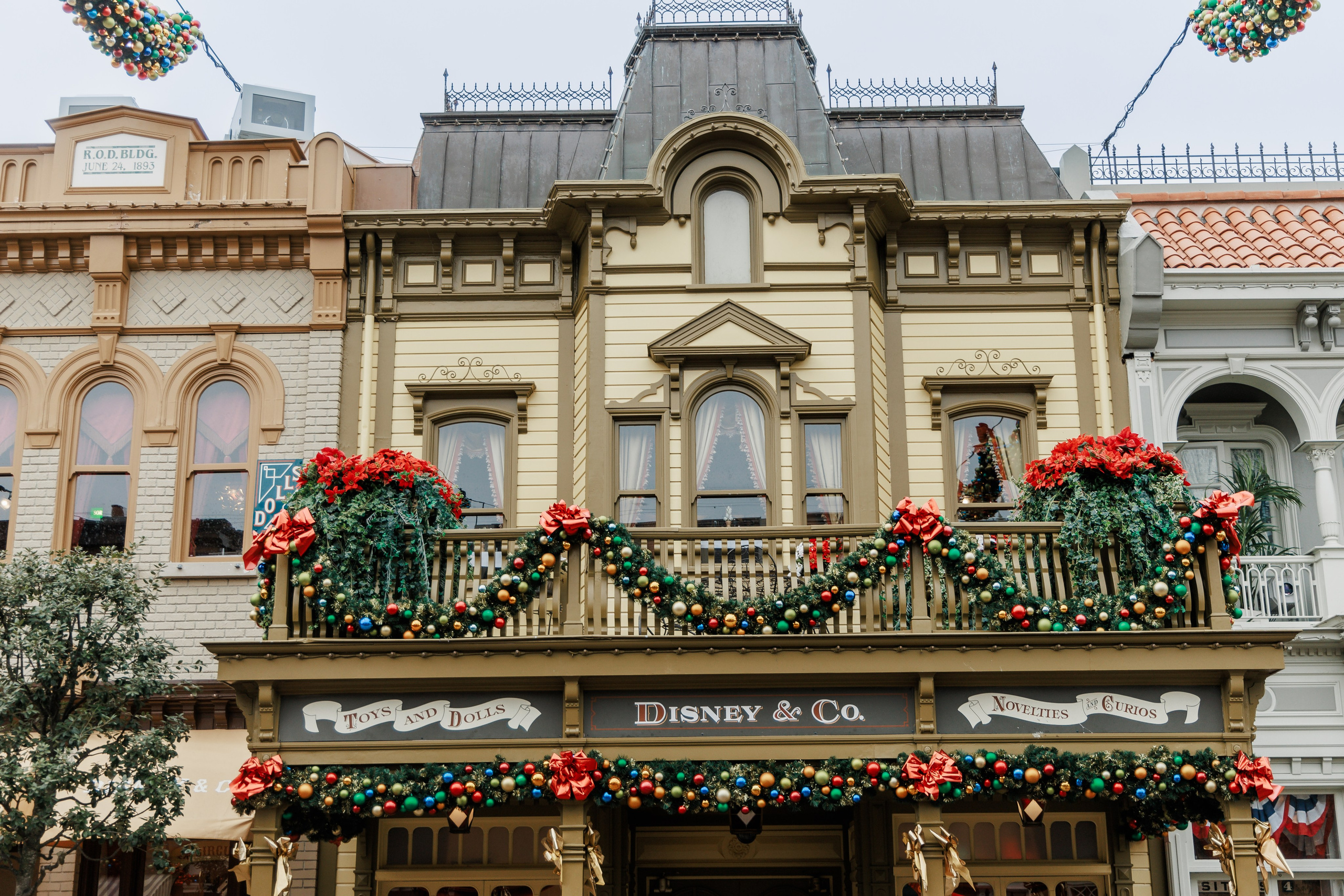 Best Photographer in Paris: Your Guide to Unforgettable Winter Photoshoots at Disneyland Paris. Photographe à Paris