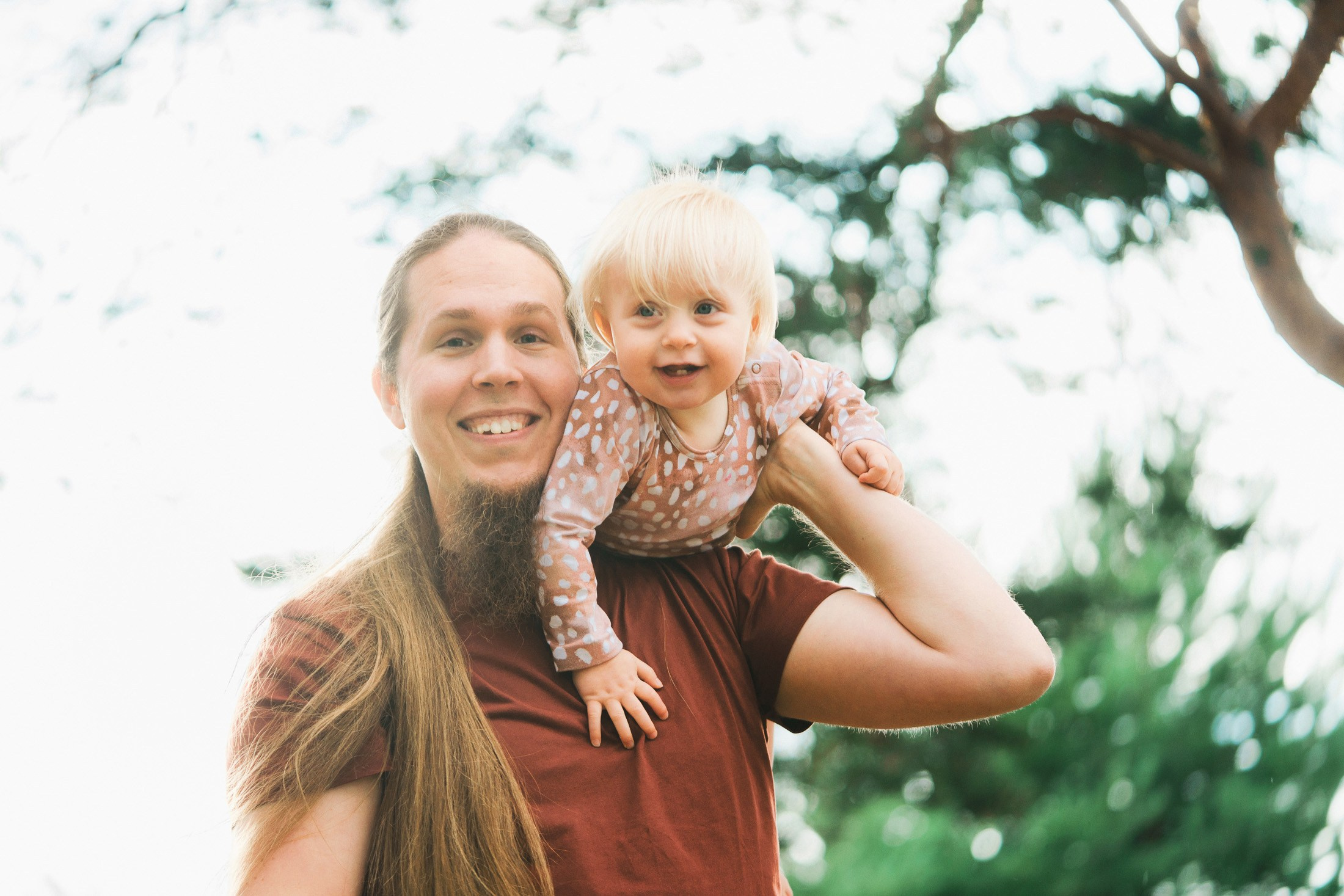 Perhekuvaus meren rannalla