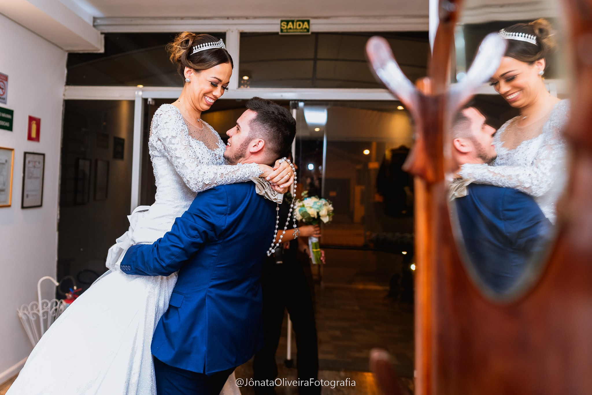 noivos em festa com reflexo