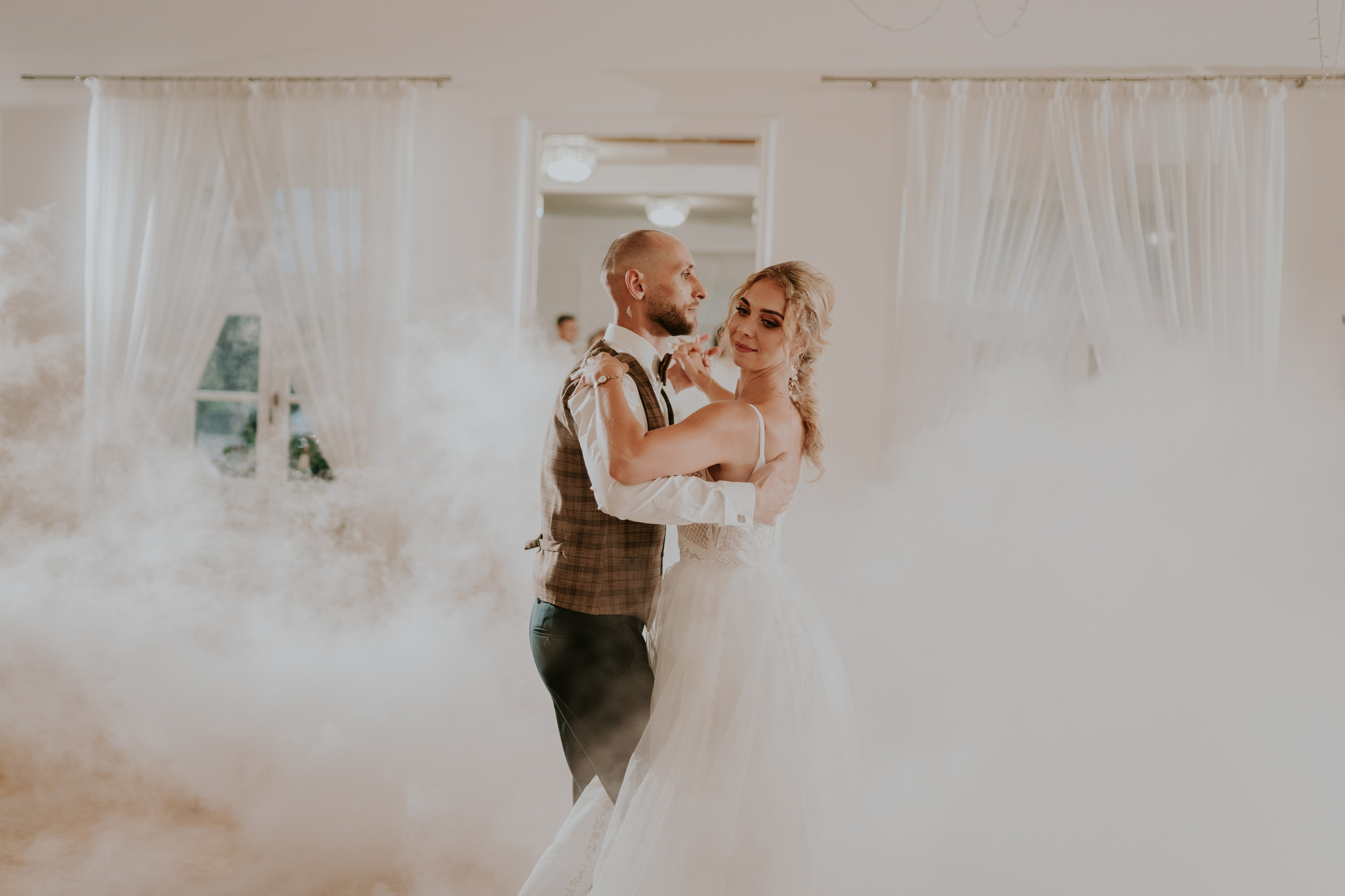 Dwór Wierzbno: plenerowy ślub pod wierzbą. Karkowskafoto - fotografia miłości