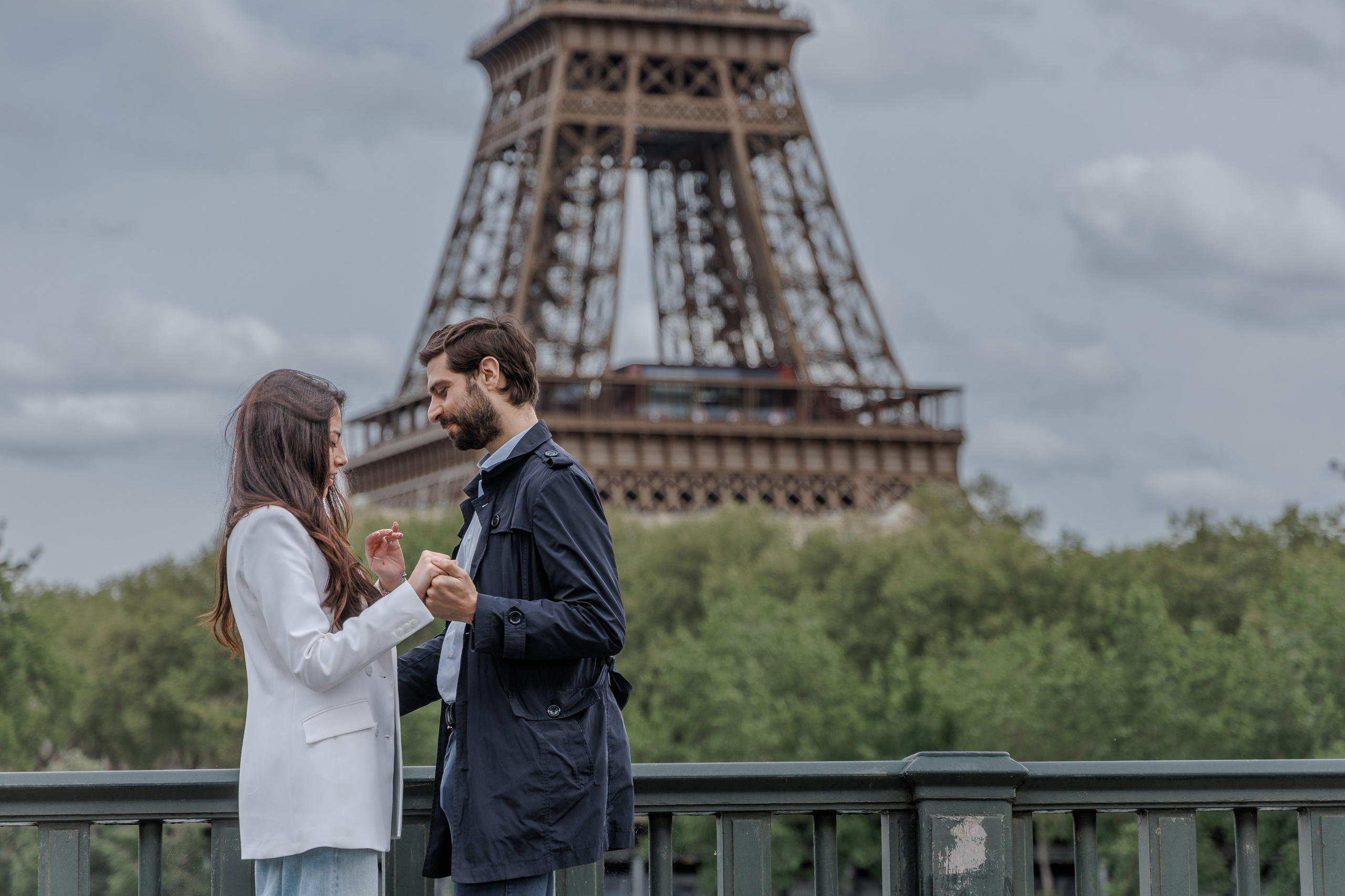 Bir-Hakeim Bridge in Paris — The Iconic Location for Luxury Proposal & Elopement Photography. Photographe à Paris