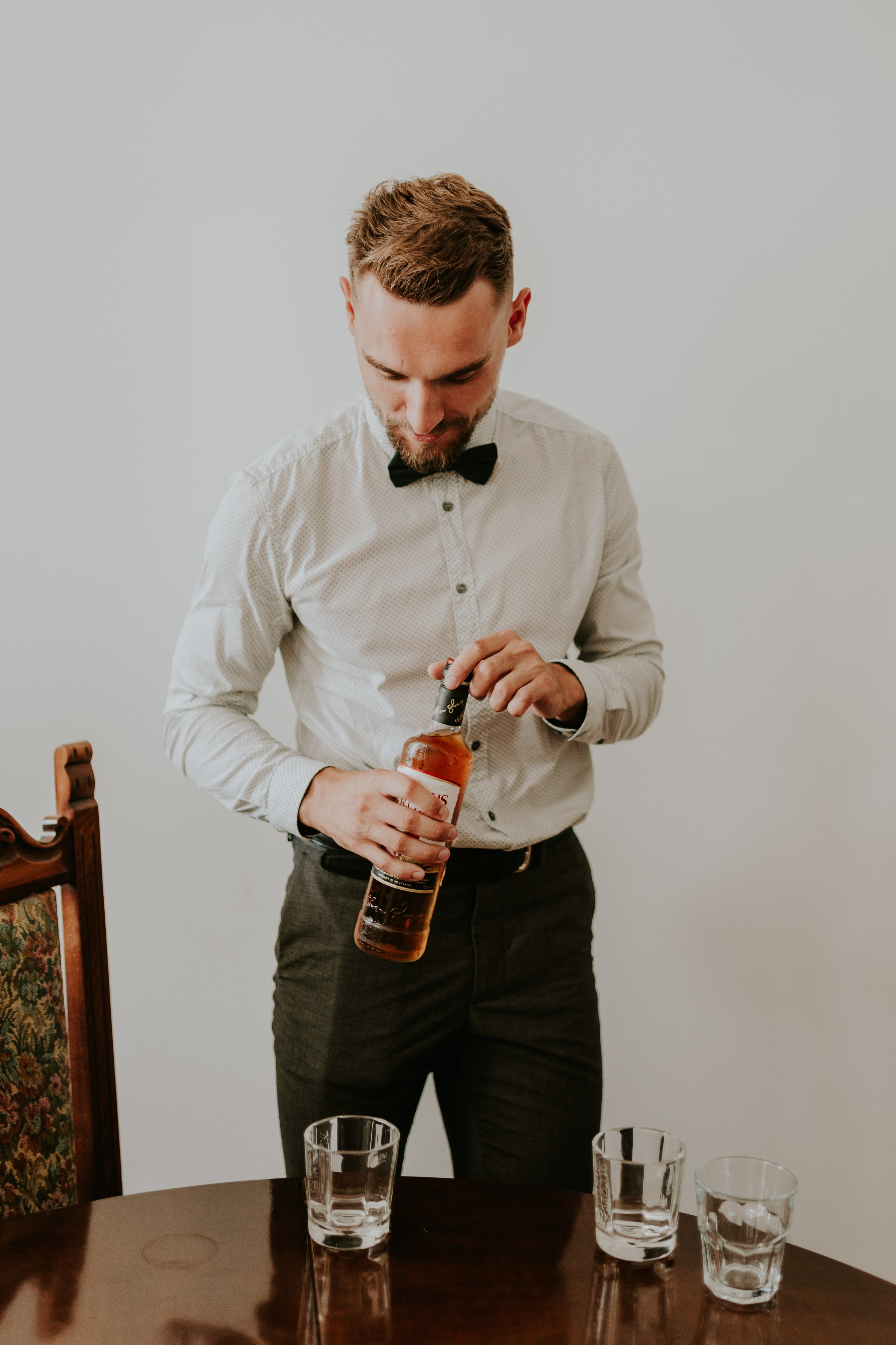 Dwór Wierzbno: plenerowy ślub pod wierzbą. Karkowskafoto - fotografia miłości