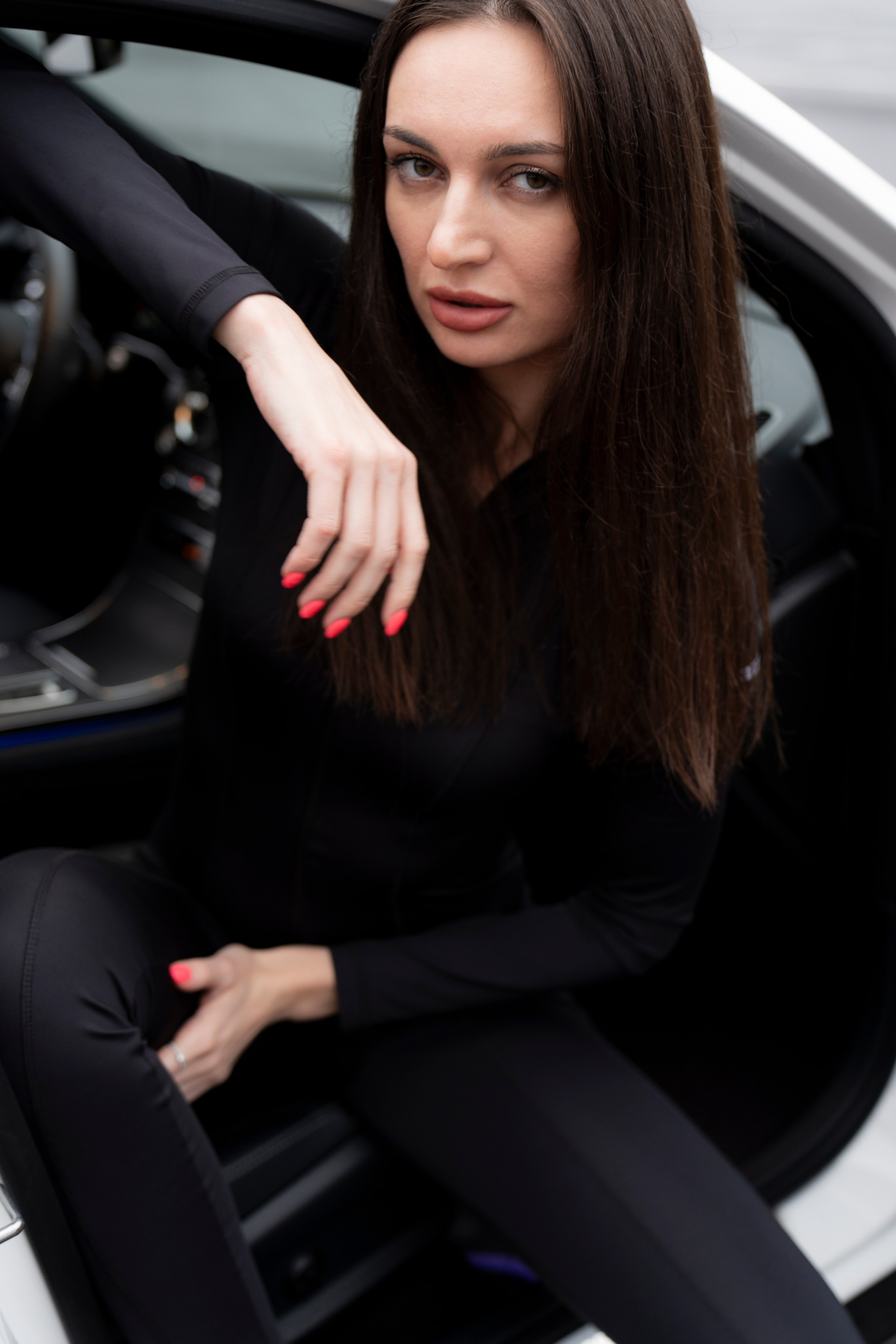 Сяду за руль и закрою дверь. ...........