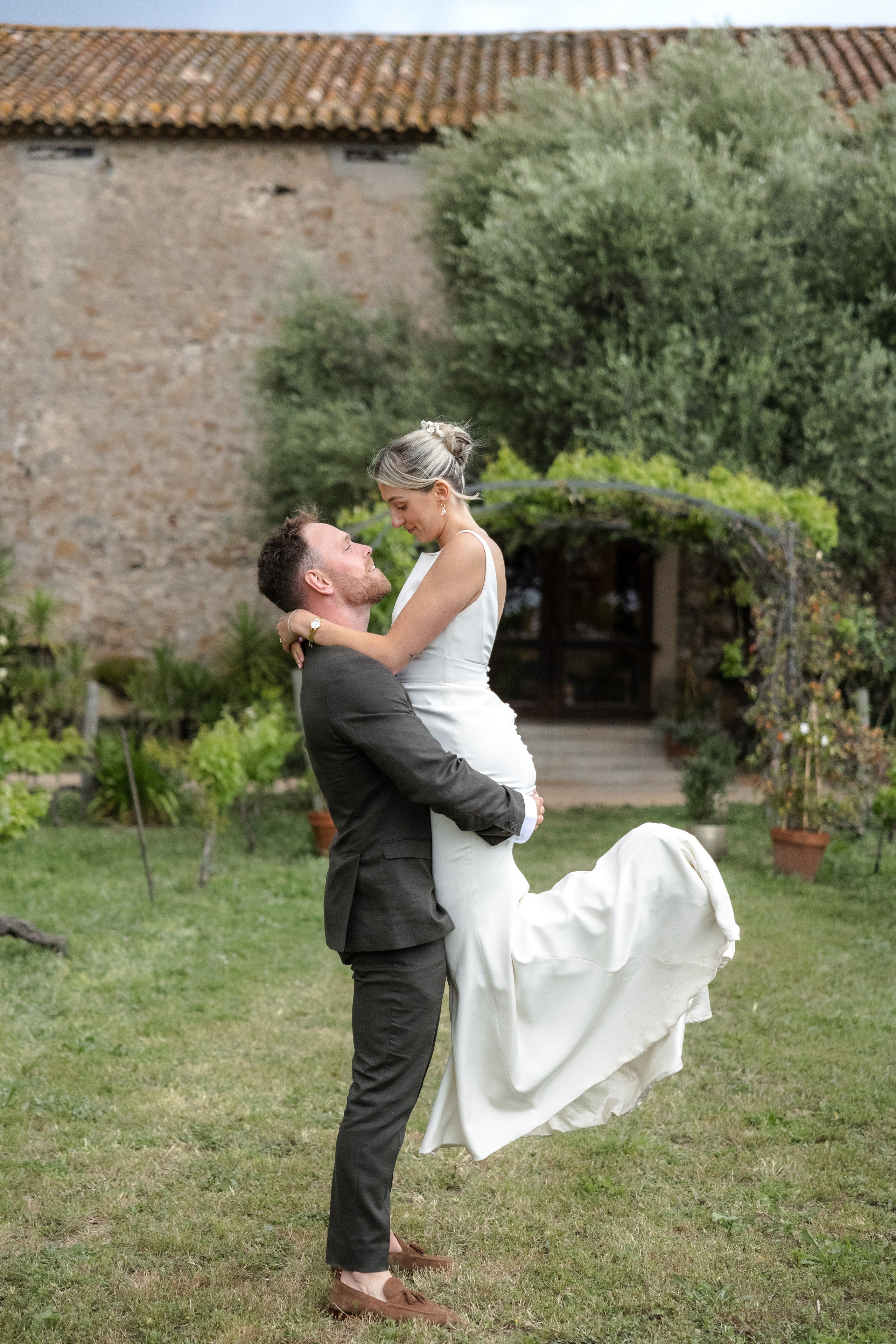 Vineyard Château Wedding in Occitanie — Puits Es Pratx. Eugénie Smirnova — Wedding & Elopement Photographer in Southwest France