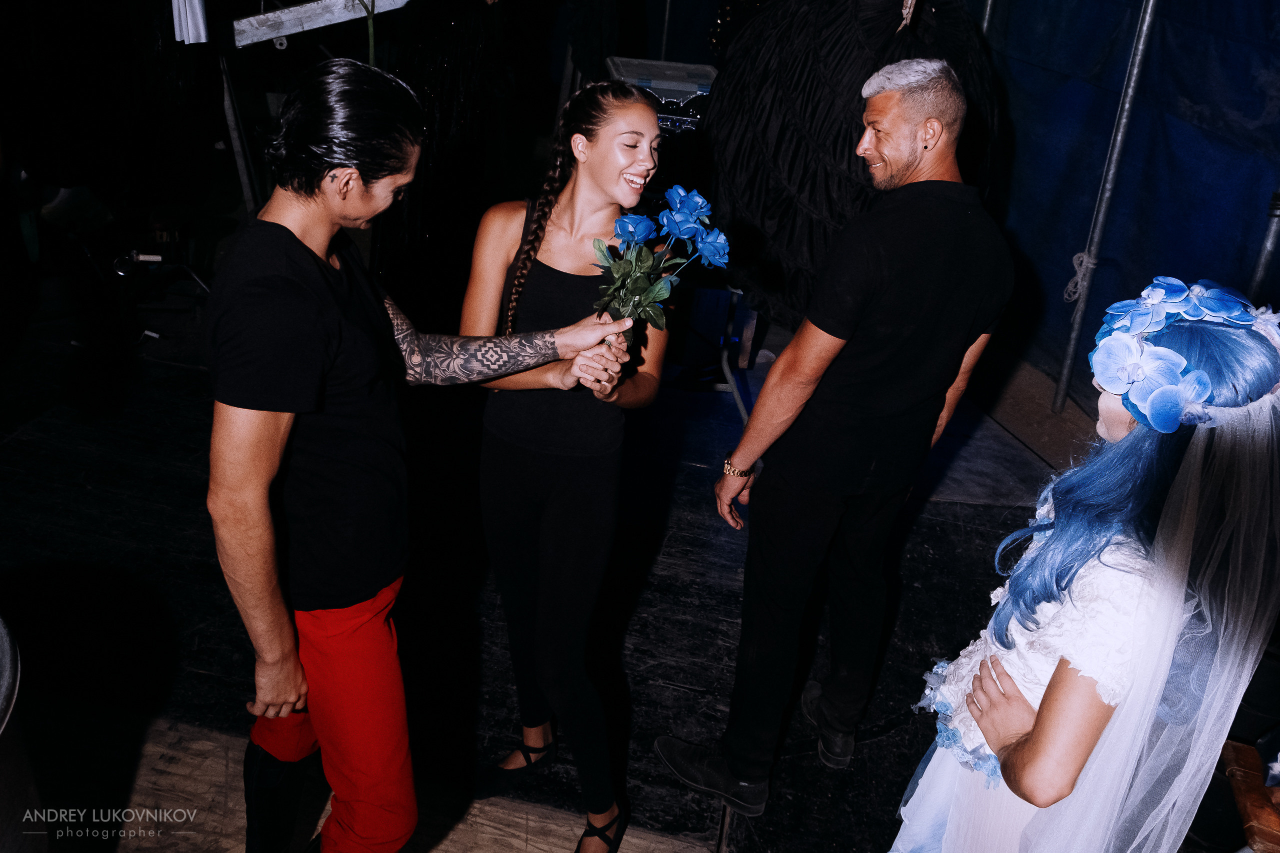 Sesión de fotos entre bastidores en El Circo Encantado: la vida de los artistas tras bambalinas