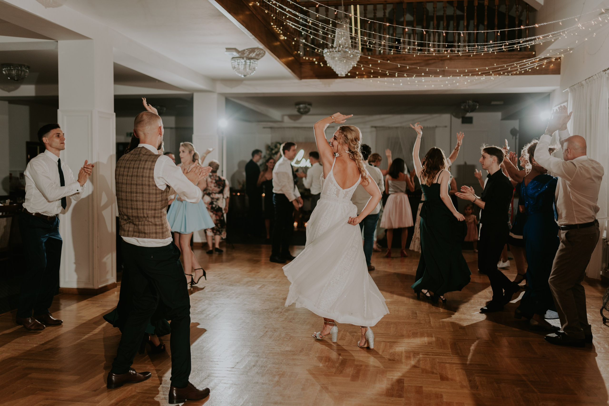 Dwór Wierzbno: plenerowy ślub pod wierzbą. Karkowskafoto - fotografia miłości