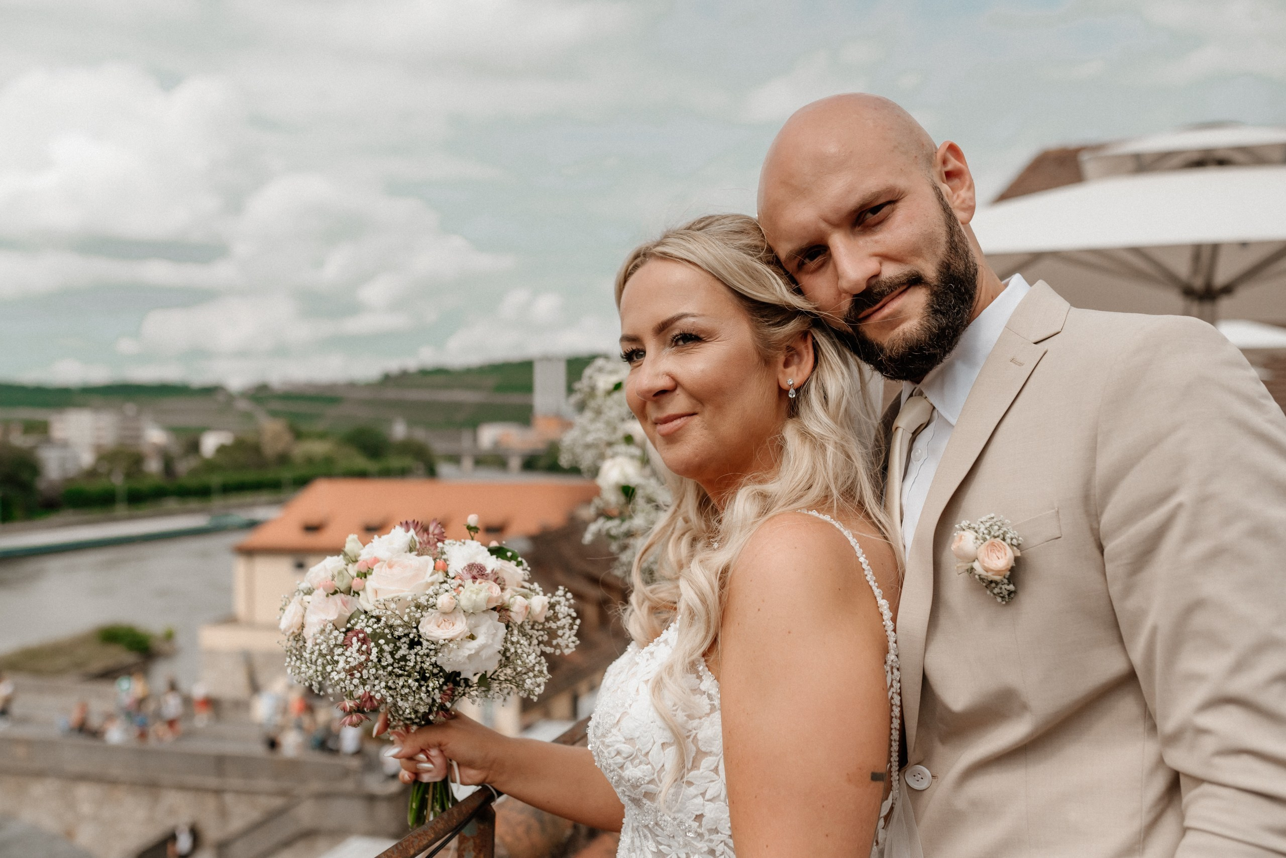 Brautpaar genießt einen romantischen Moment mit Blick auf den Main