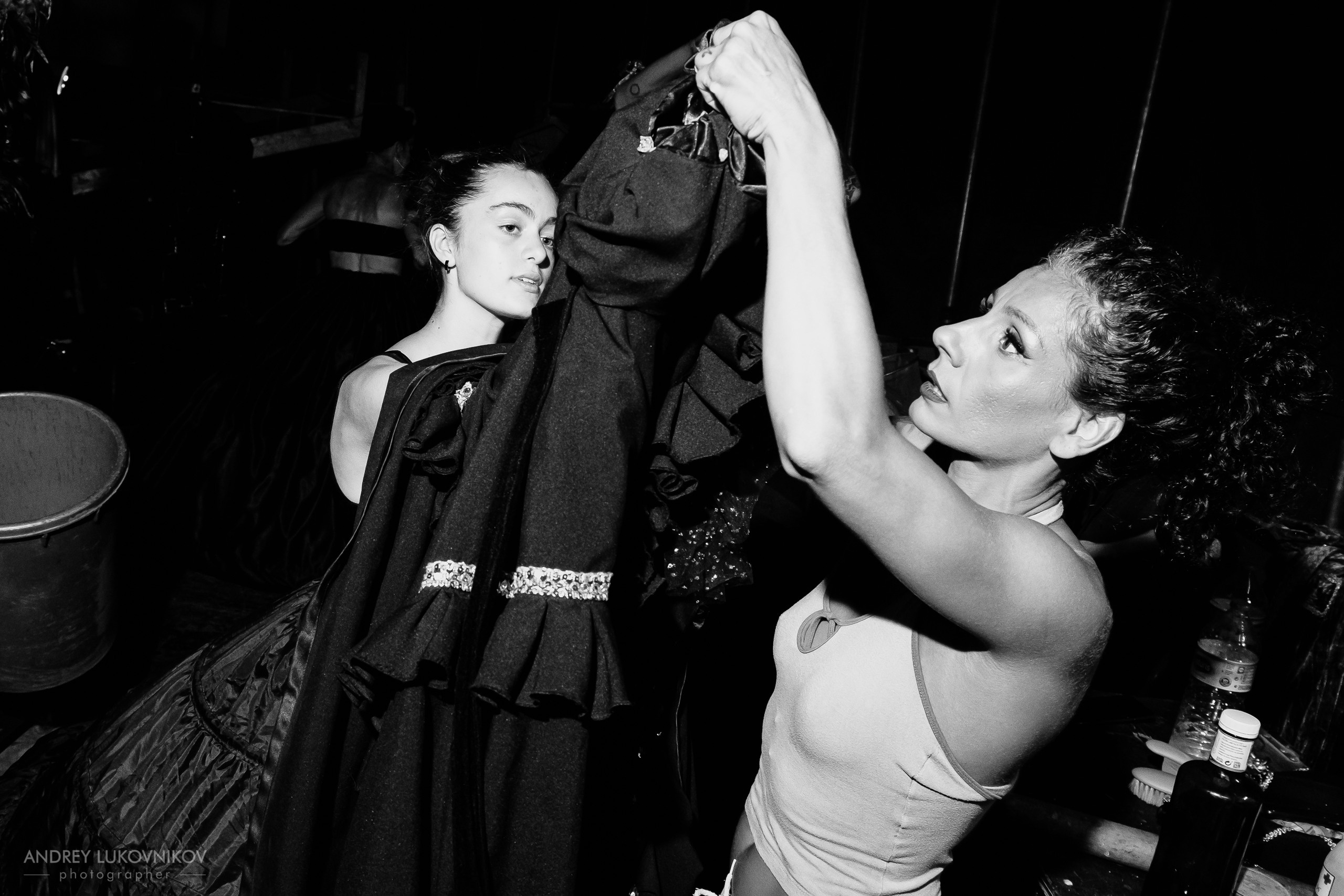 Sesión de fotos entre bastidores en El Circo Encantado: la vida de los artistas tras bambalinas