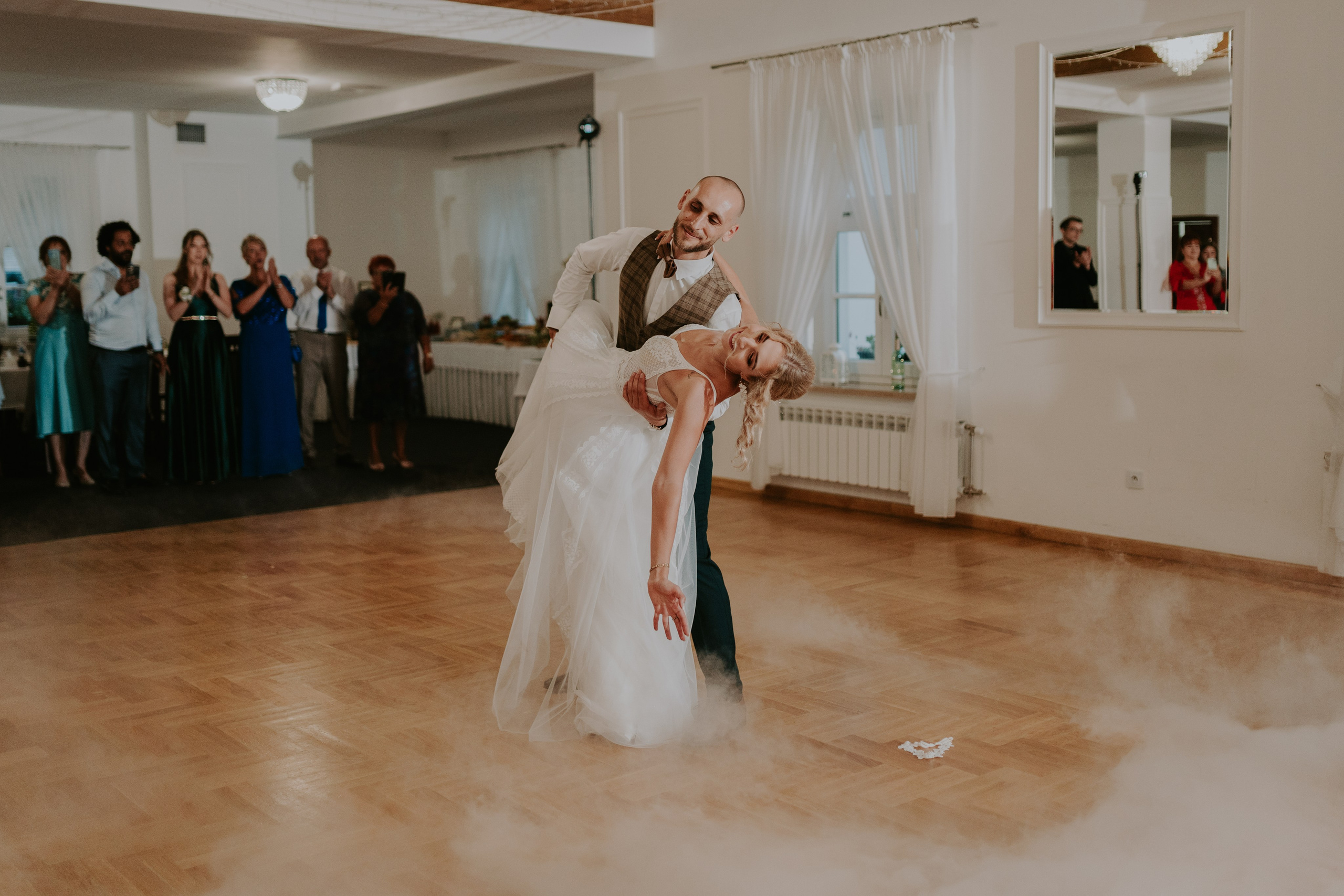 Dwór Wierzbno: plenerowy ślub pod wierzbą. Karkowskafoto - fotografia miłości