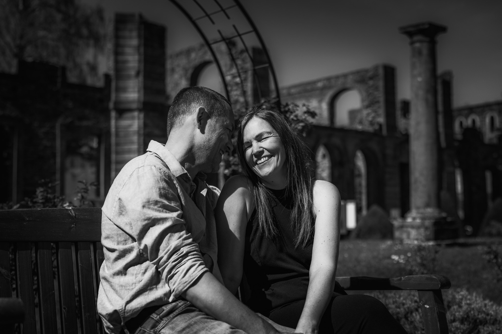 Romantische fotosessie van een koppel in de abdijruïnes van België - Kapture Fotografie