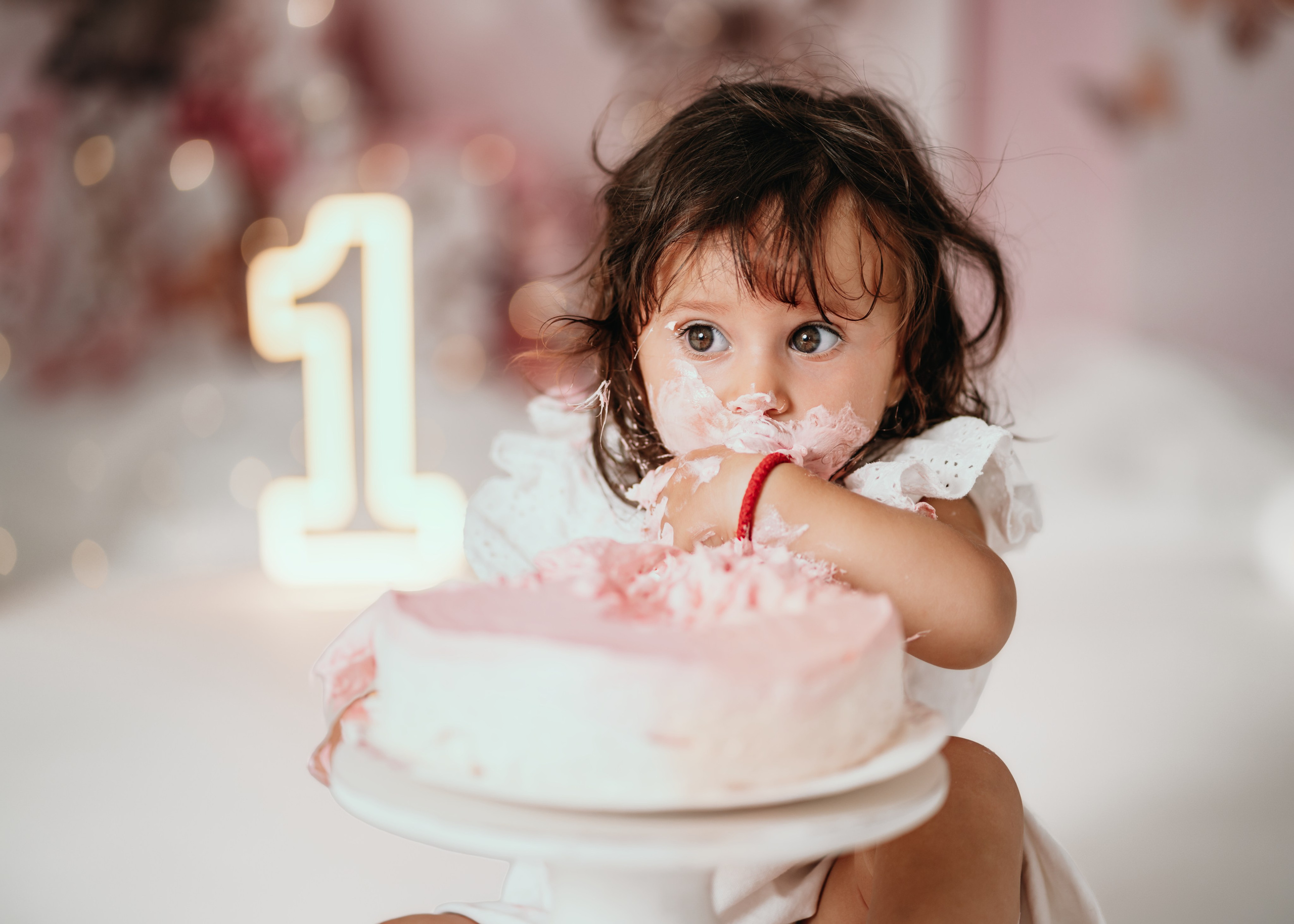 Prvi rođendan Beograd – cake smash fotografisanje u roze scenografiji sa tortom