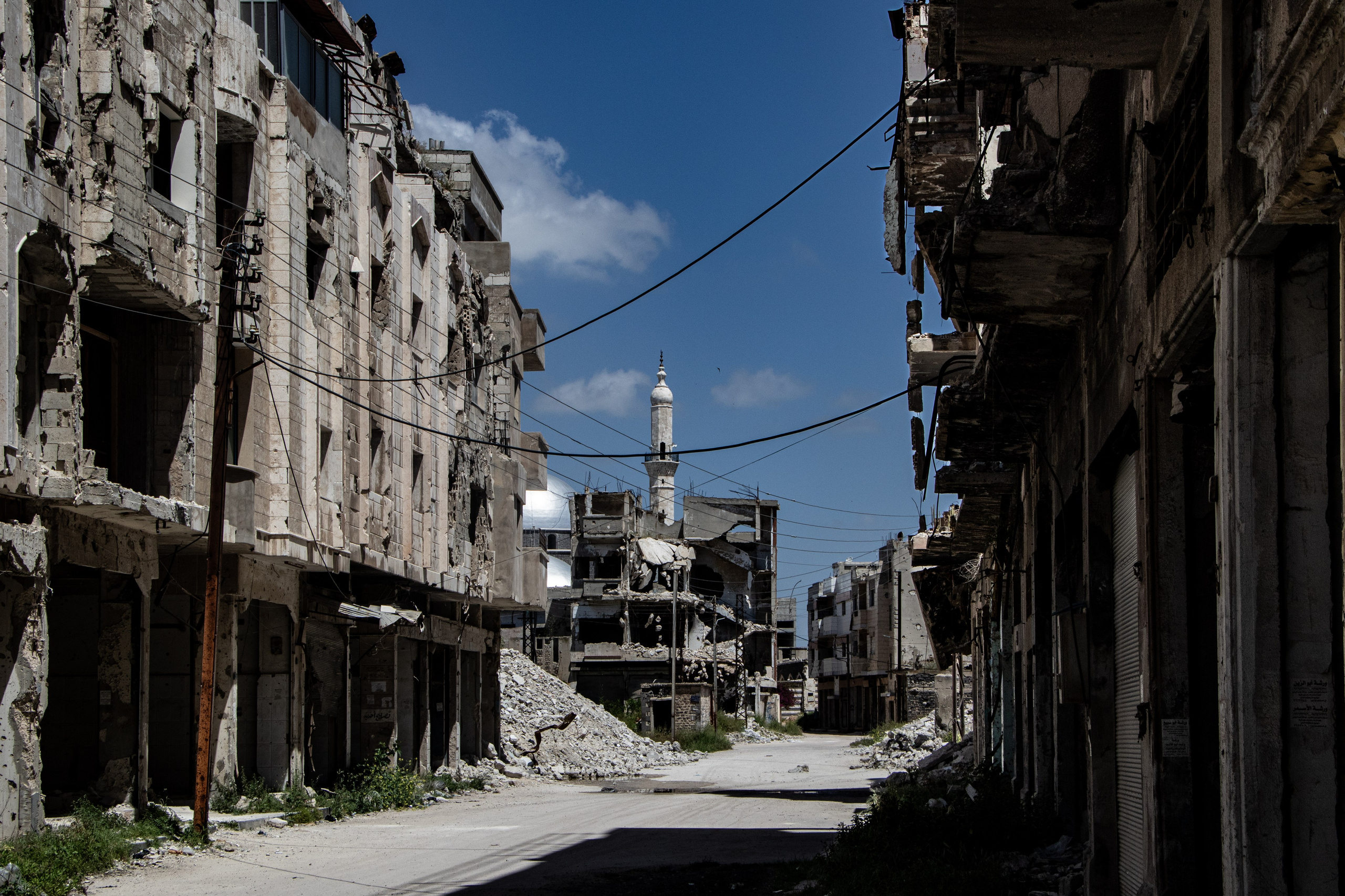 La mosquée d’Homs, financée par Ramzan Kadyrov, président de la Tchétchénie et allié clé de Vladimir Poutine, est la seule structure reconstruite parmi les ruines du centre-ville, devenant ainsi un symbole de la reconstruction dans une ville ravagée par la guerre.