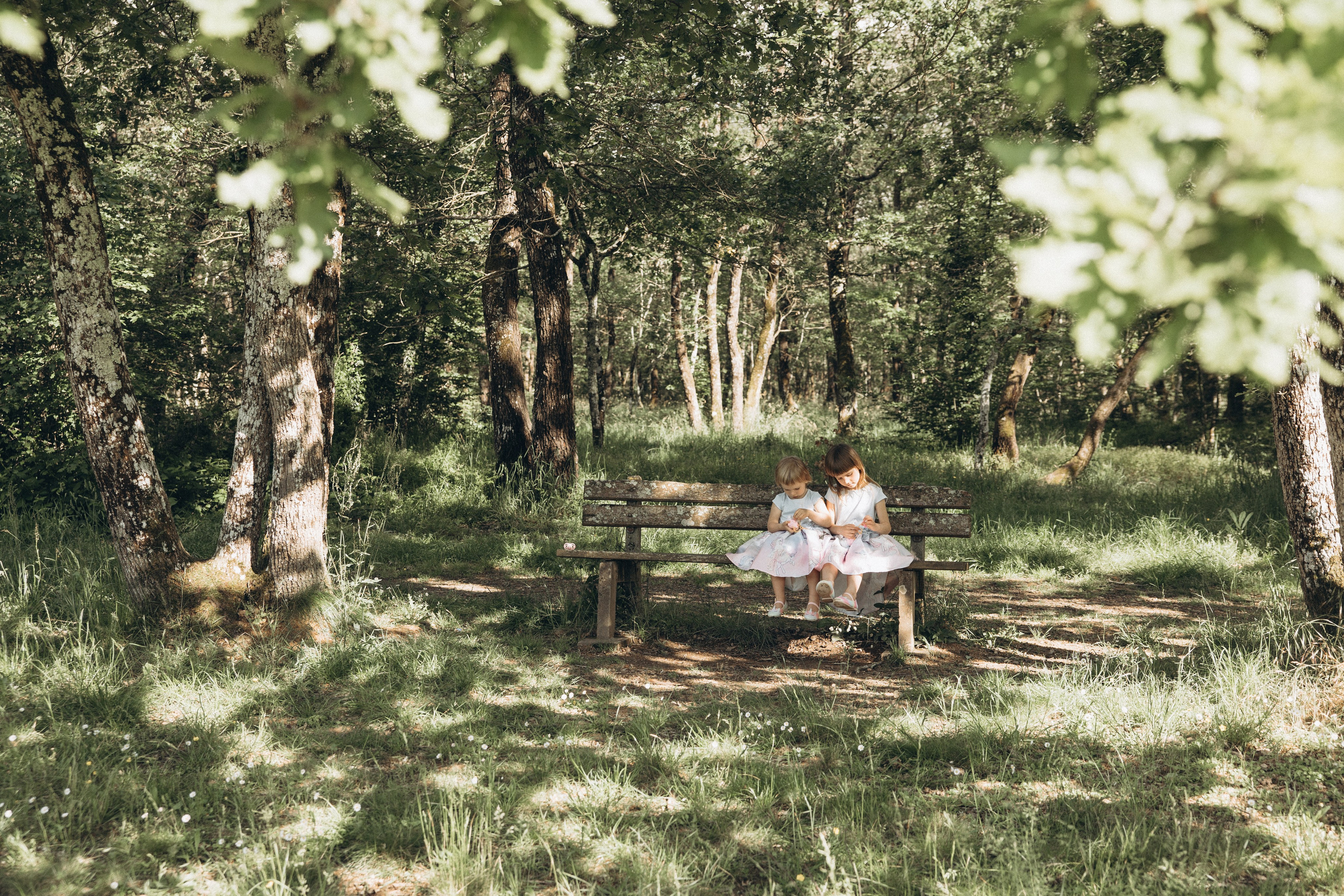 Séance photo en famille Forêt de Bouconne. Eugénie Smirnova — photographe à Toulouse et dans le sud-ouest de la France