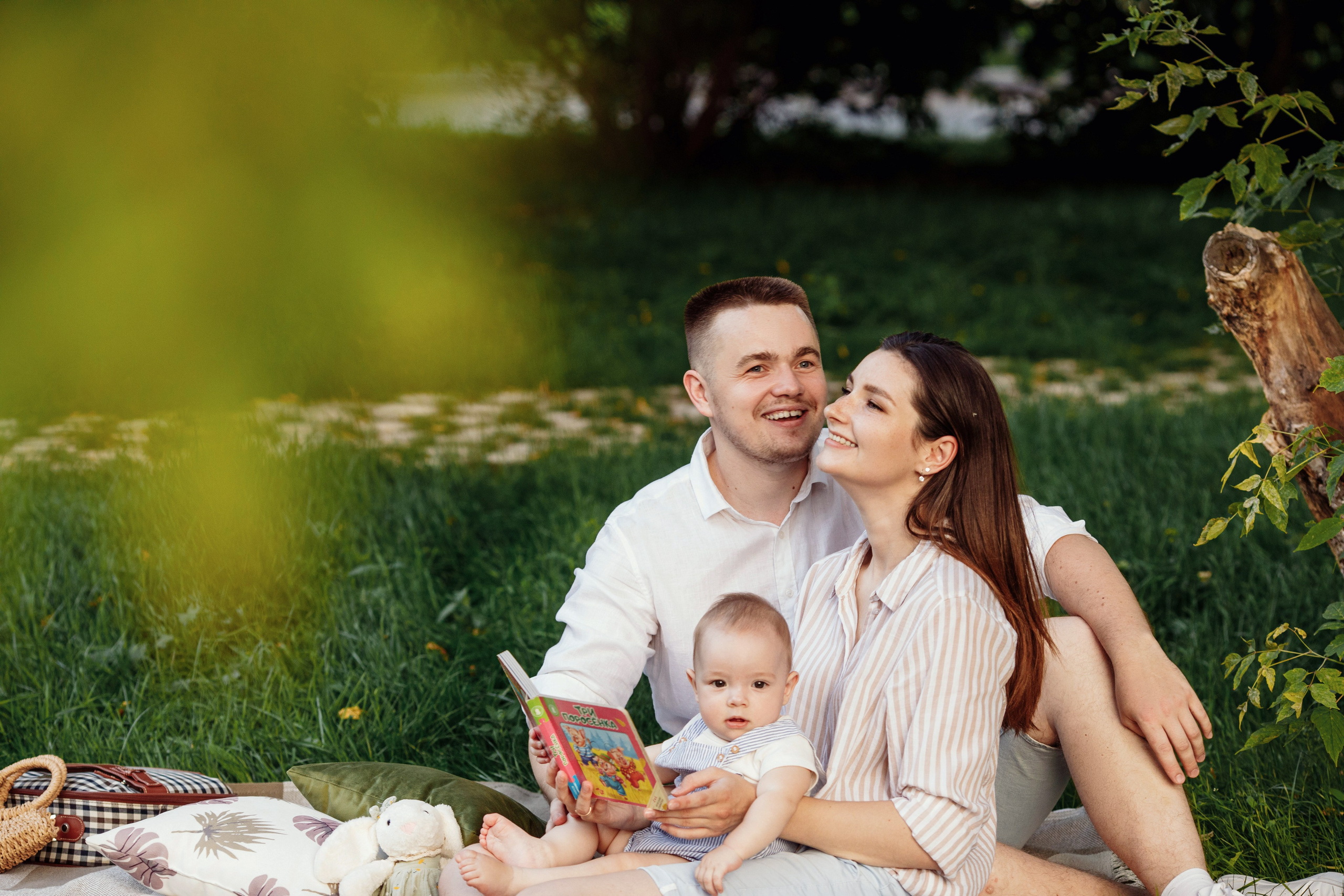 Adorable baby portraits capturing curiosity and first smiles in a natural home setting. Alisa Tant — Family and newborn photographer Bucks County, Montgomery county, Philadelphia, NJ