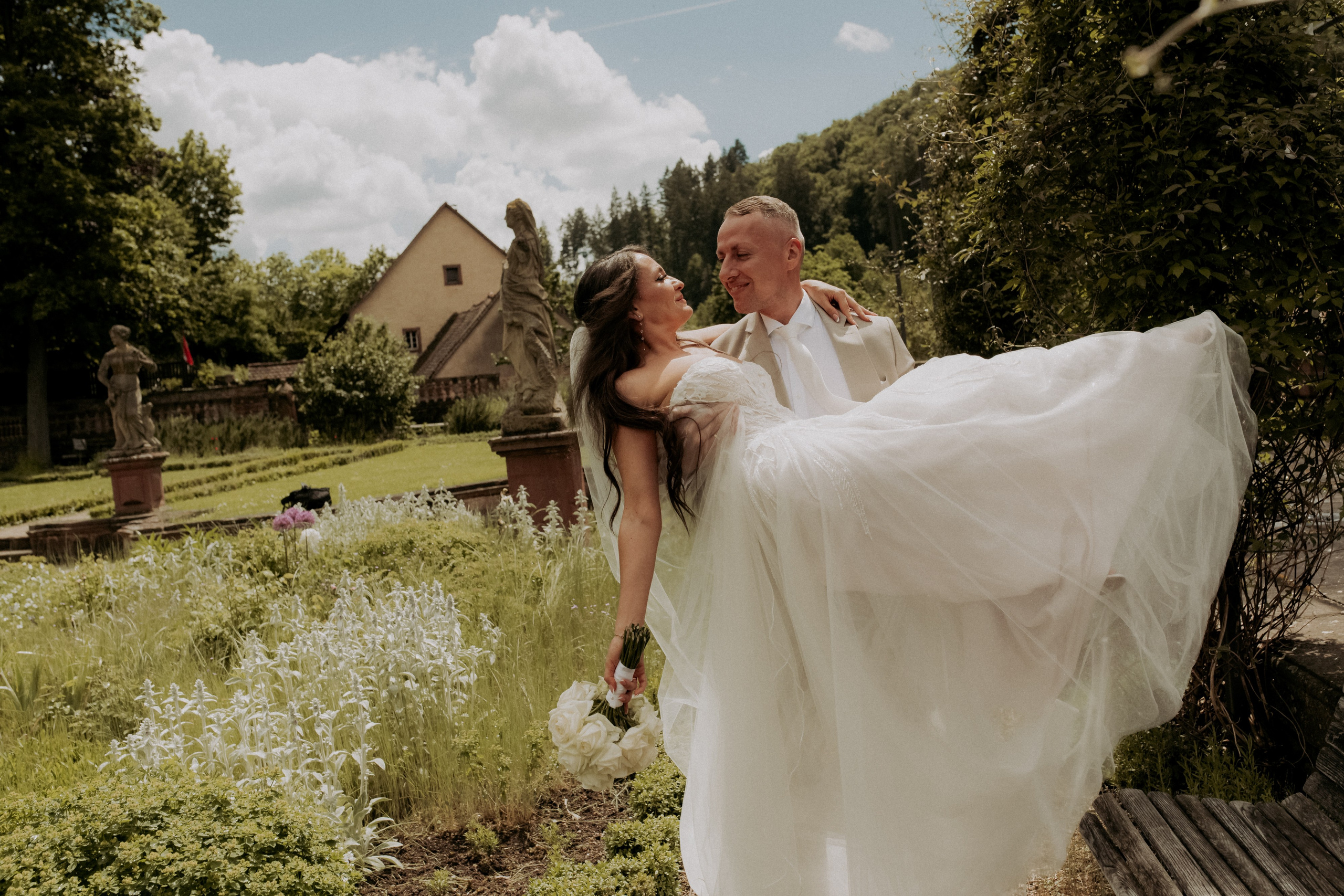 Brautpaar im garten Kloster Bronnbach