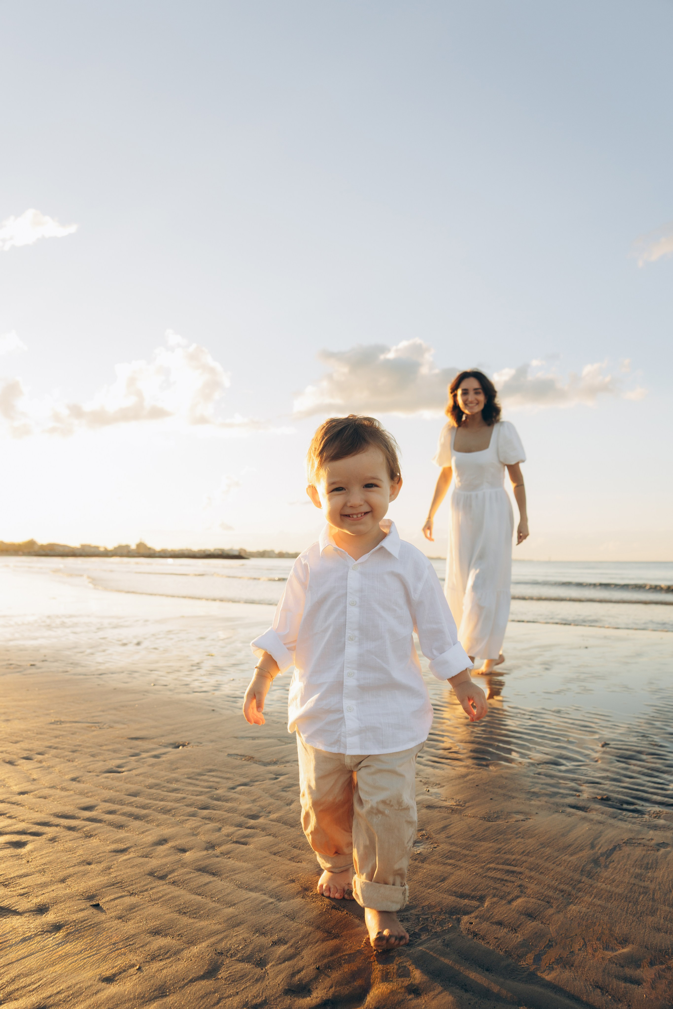 Momento spontaneo in famiglia sulla spiaggia di Cattolica al tramonto