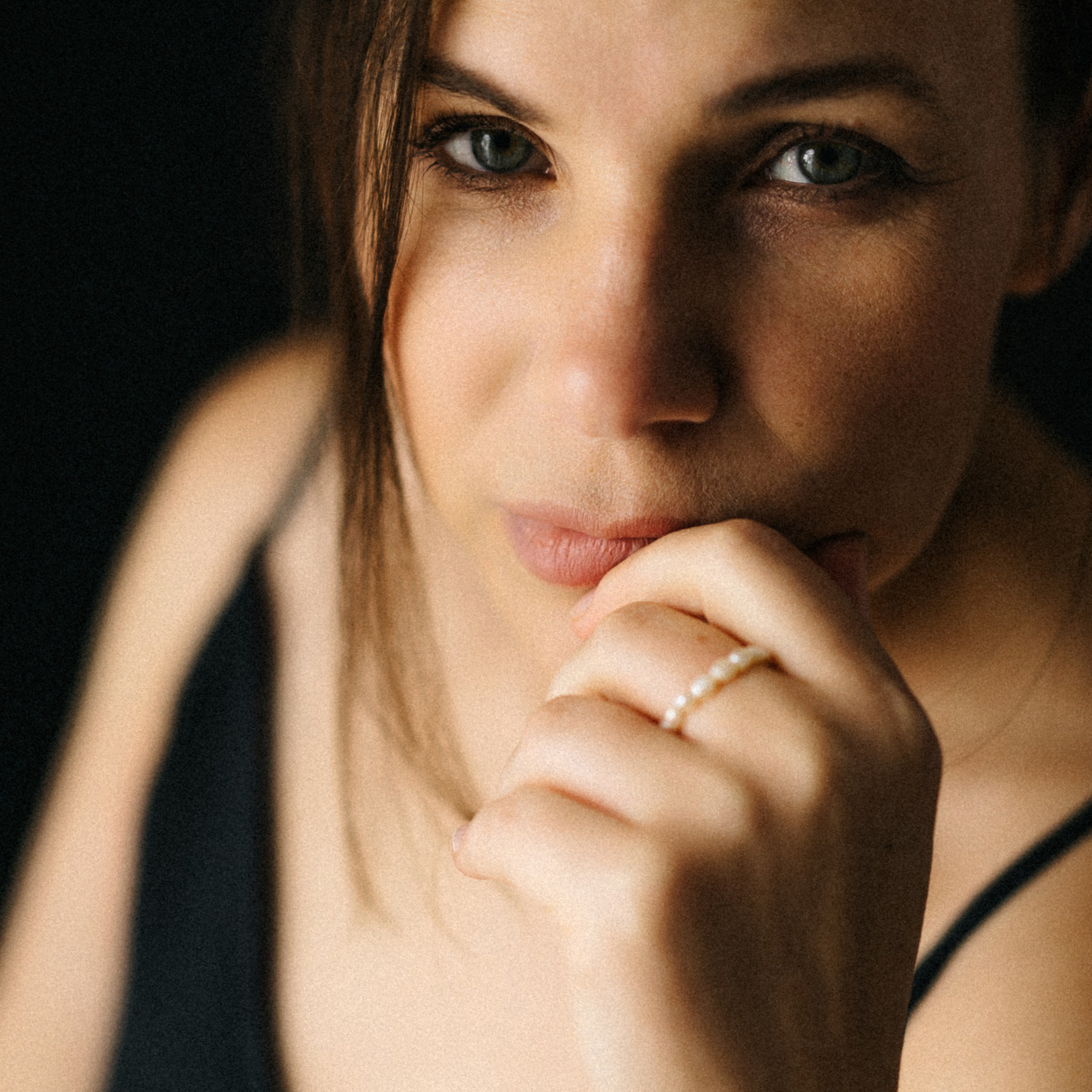 Nahaufnahme eines stilvollen Frauenporträts mit tiefem Blick