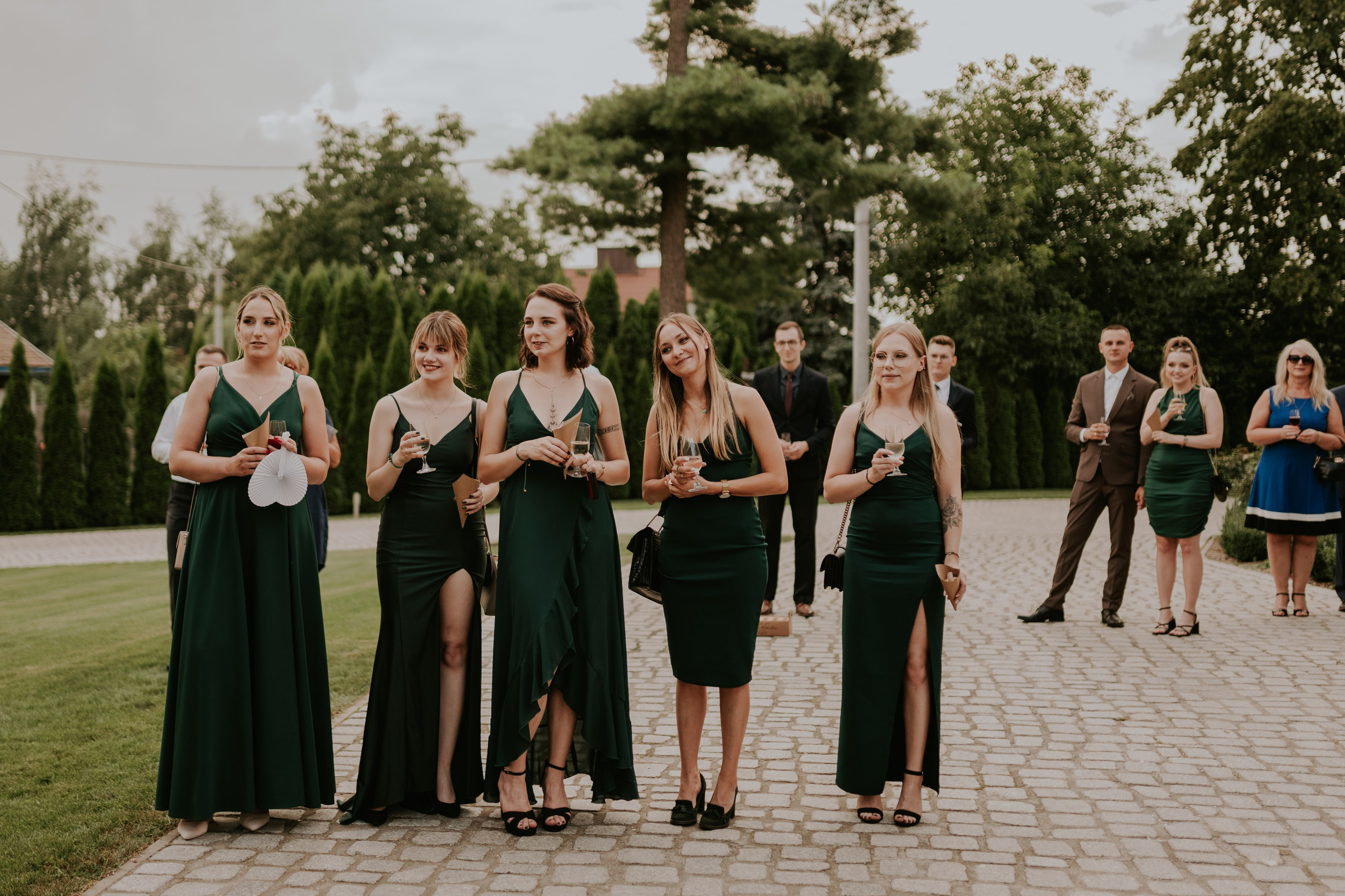 Dwór Wierzbno: plenerowy ślub pod wierzbą. Karkowskafoto - fotografia miłości