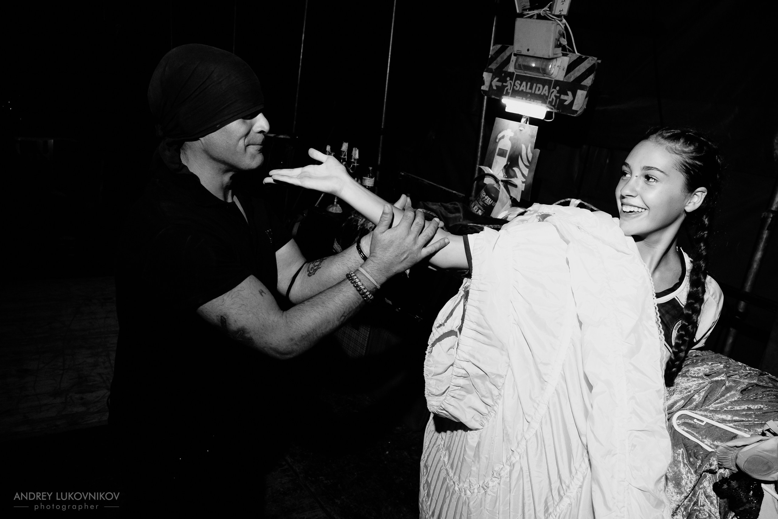 Sesión de fotos entre bastidores en El Circo Encantado: la vida de los artistas tras bambalinas