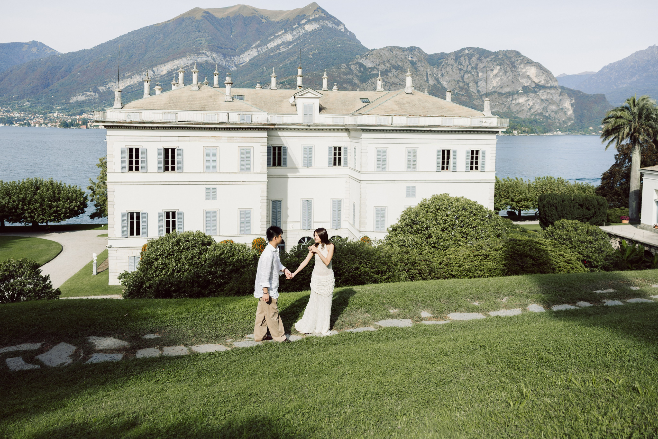 Romantic engagement photoshoot in front of Villa Melzi in Bellagio, Lake Como