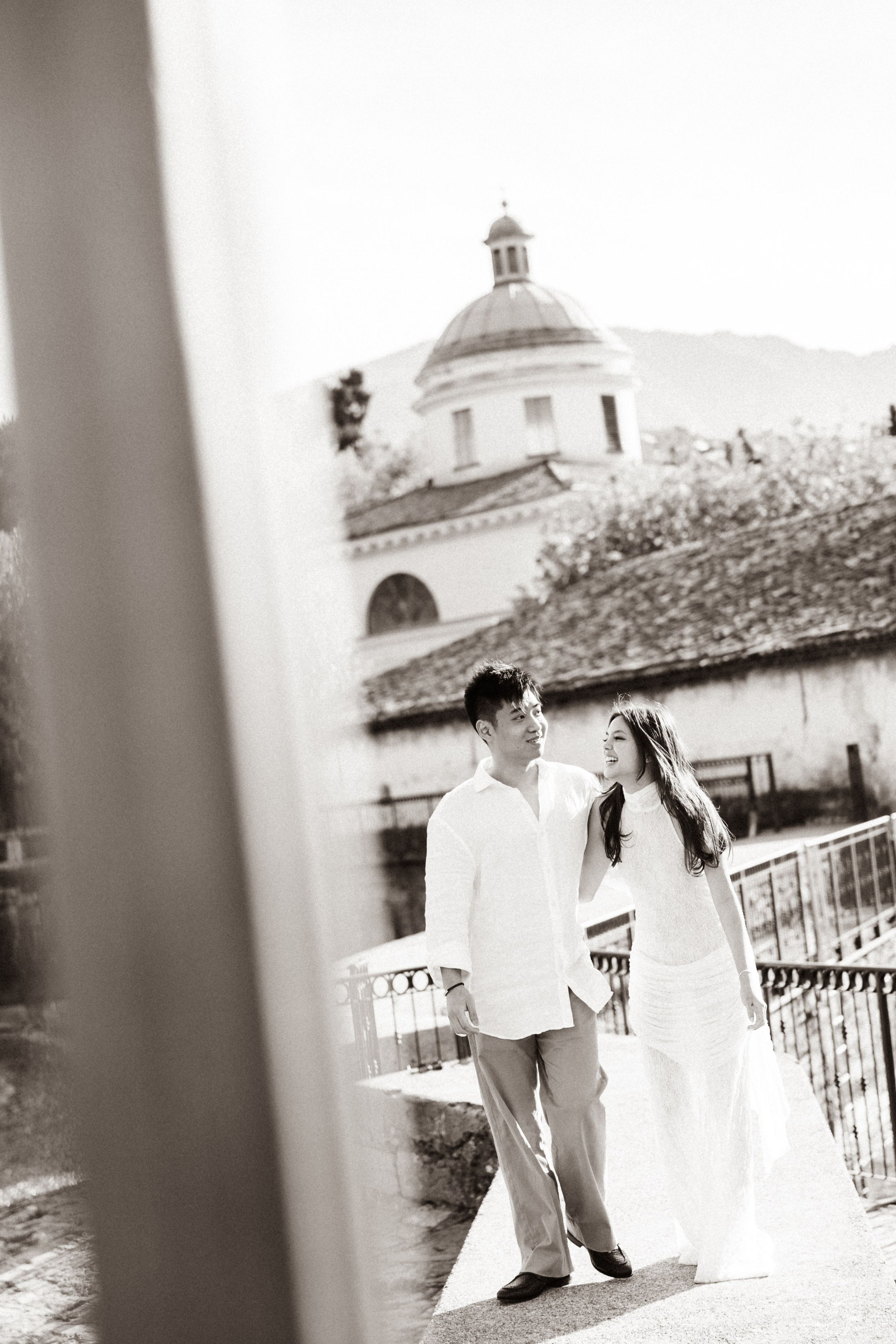 Black and white romantic couple portrait beside historic architecture at Villa Melzi