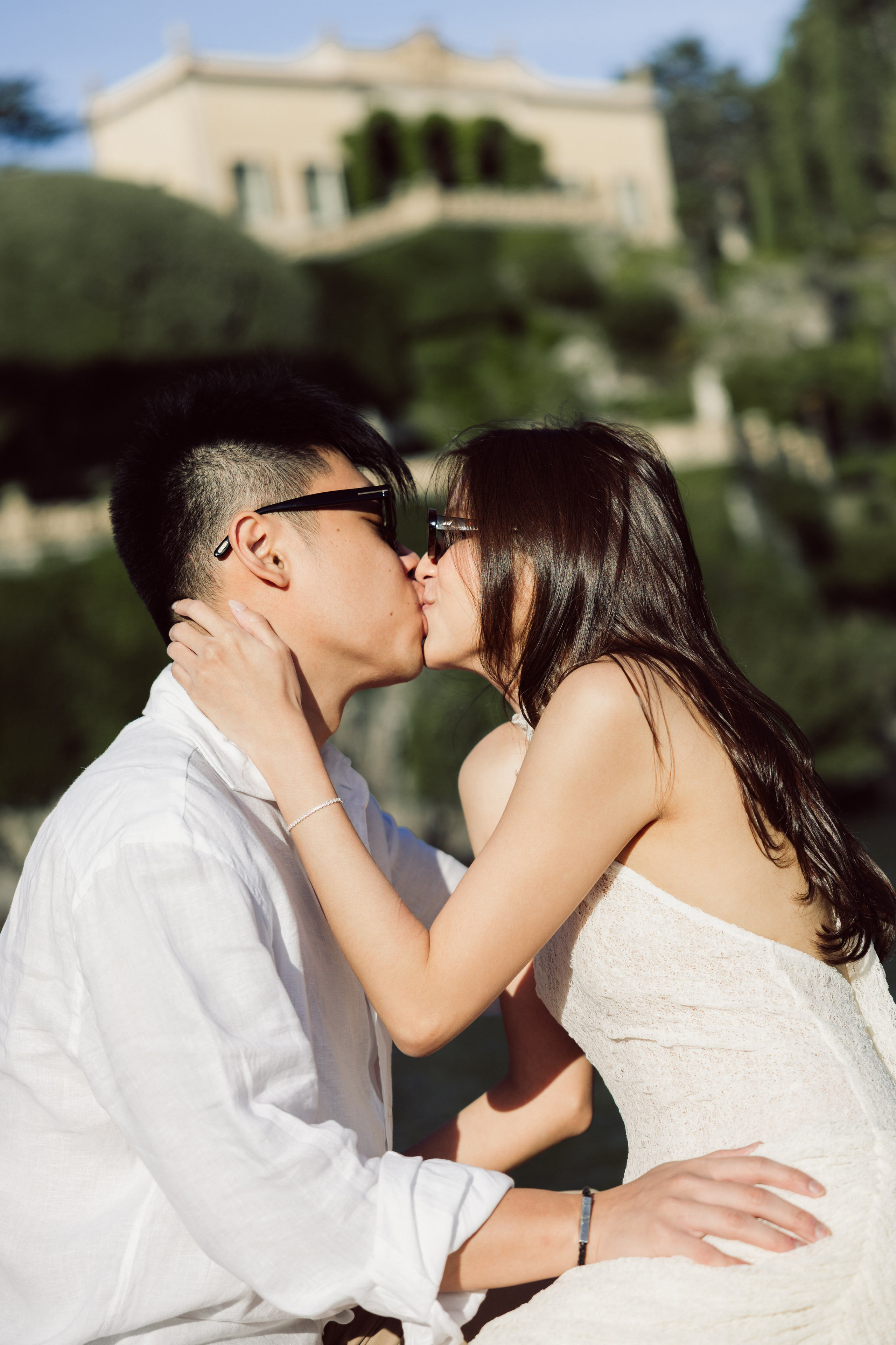 Close-up of a couple kissing on the boat ride across Lake Como