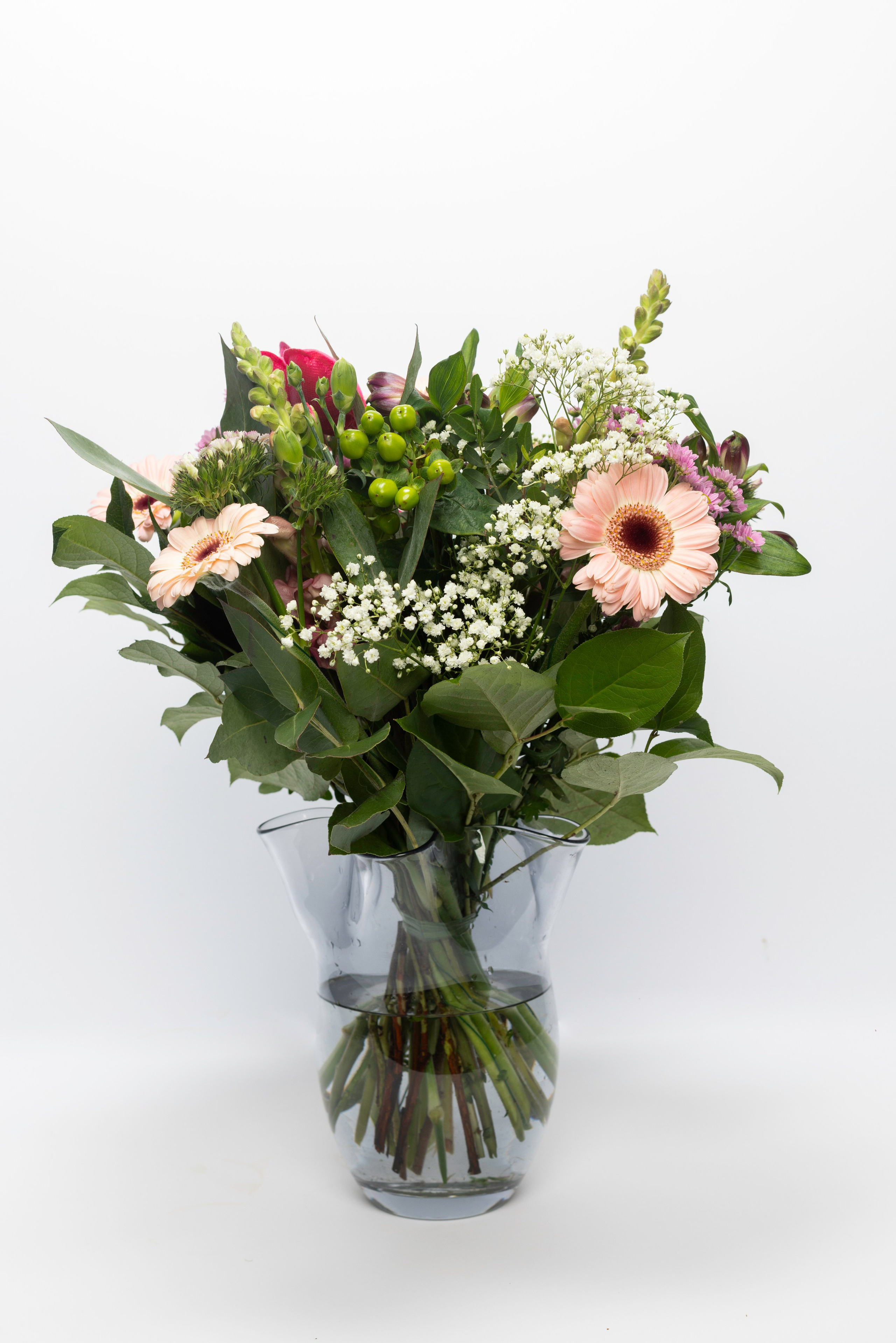 Romantisk buket med hjerter – en smuk kærlighedsgaveGiv en særlig person en elegant buket med friske blomster og dekorative hjerter. Perfekt til Valentinsdag, årsdag eller fødselsdag.Håndbundet med kærlighedFriske blomster i romantiske farverHurtig levering i Aarhus og oplandet med Wolt Bestil online i dag og få leveret direkte til døren.Akropolis Blomster – romantiske buketter til enhver anledning.