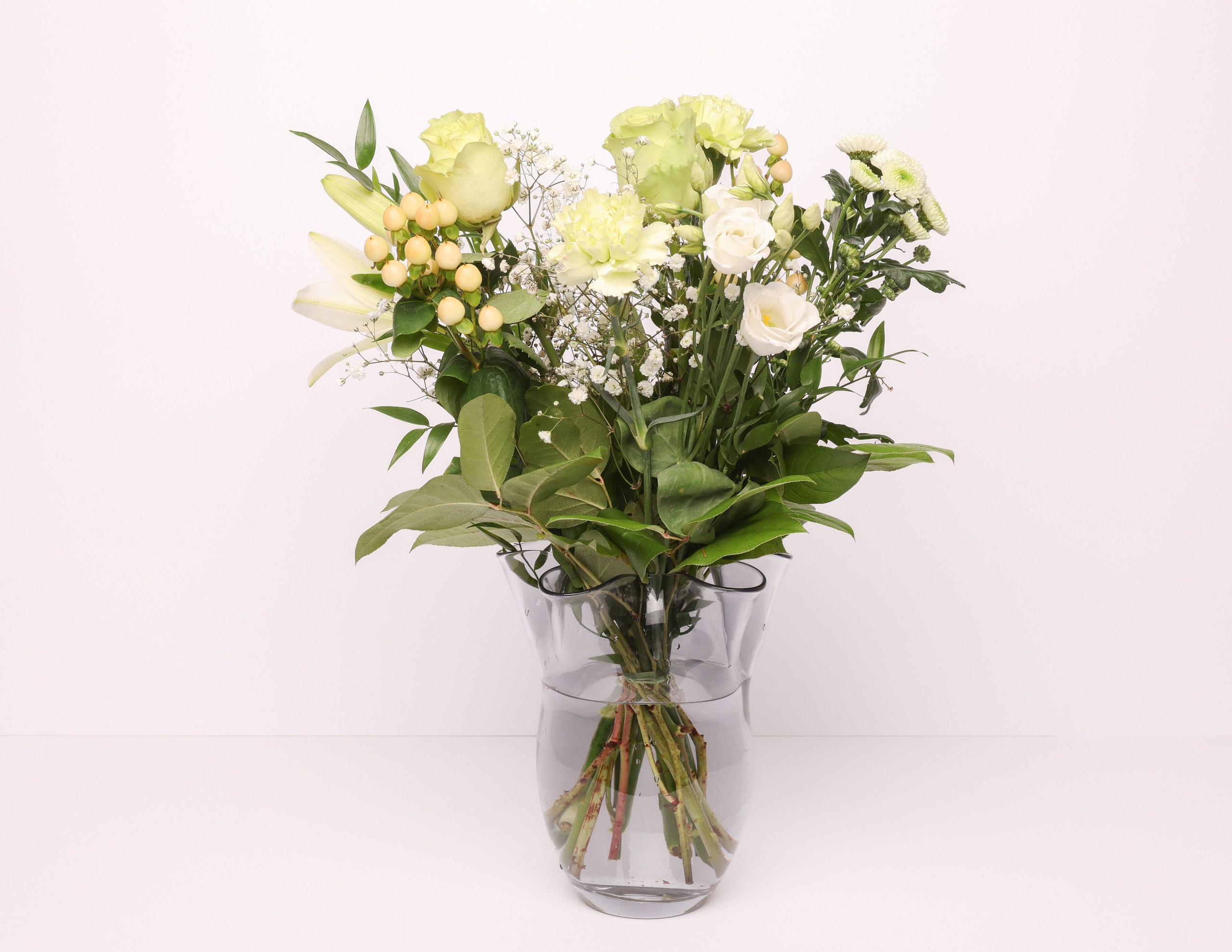En høj og luftig buket. Kan laves i forskellige farver, skriv blot som kommentar hvilken farve der ønskes. Alle vores buketter laves ud fra sæsonens udvalg af blomster, og billedet er derfor vejledende. Levering i Aarhus og omegn.