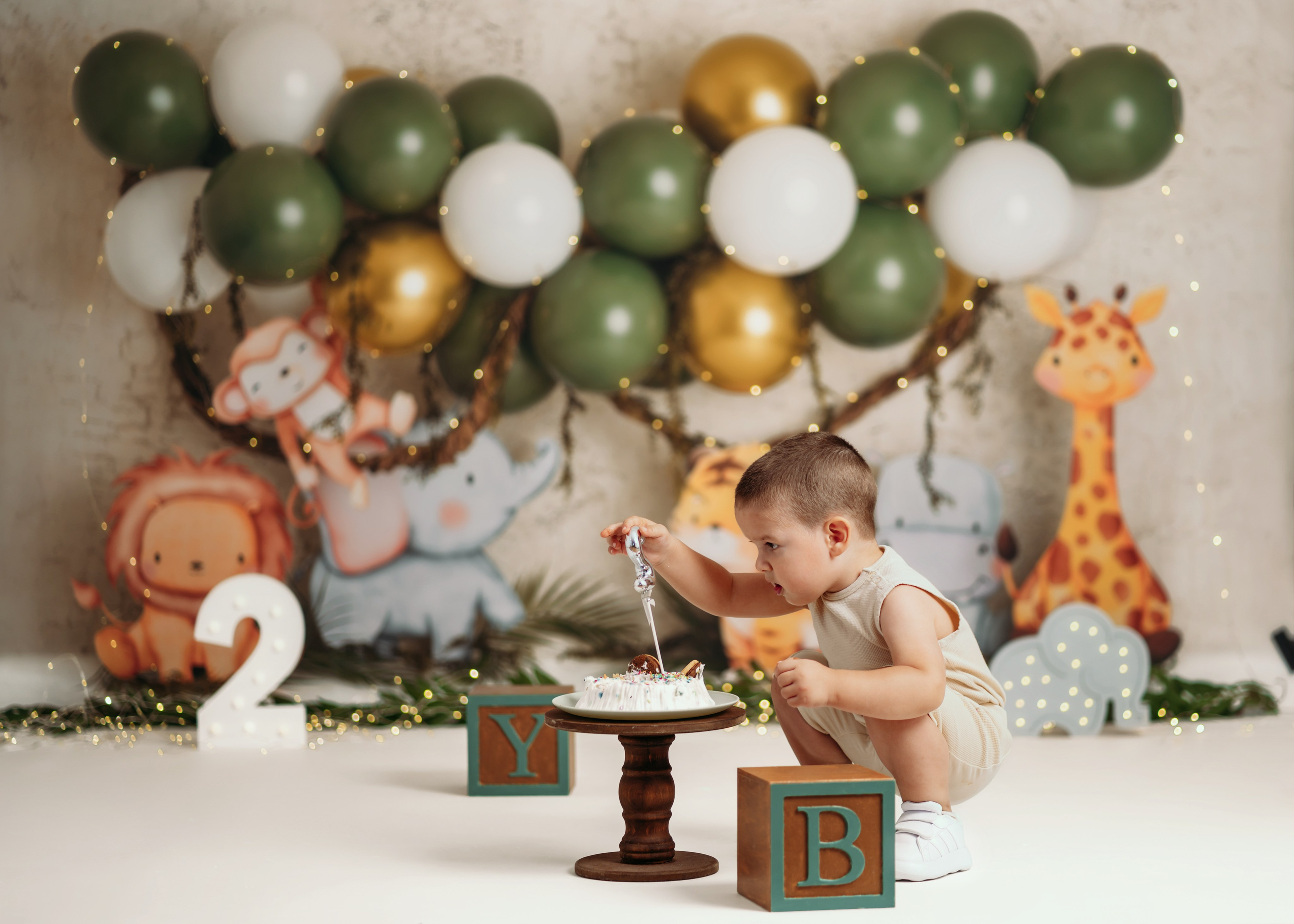 Fotografisanje prvog rođendana u prirodnoj temi sa životinjama i balonima