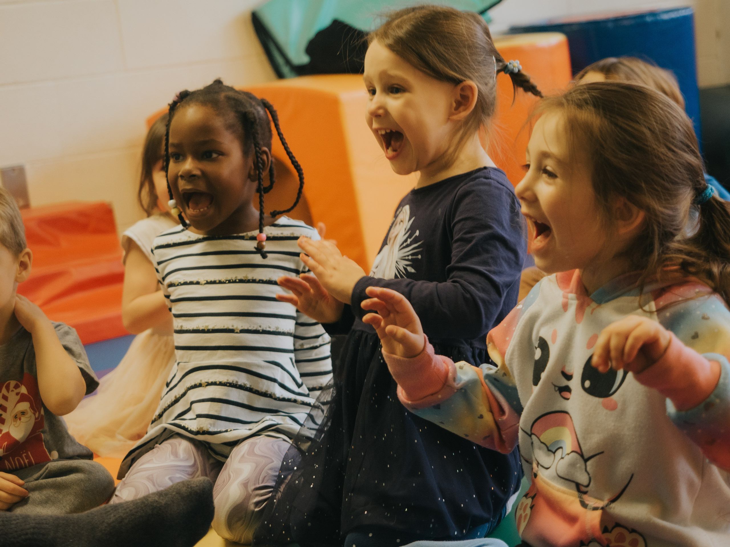 Children clapping and screaming.