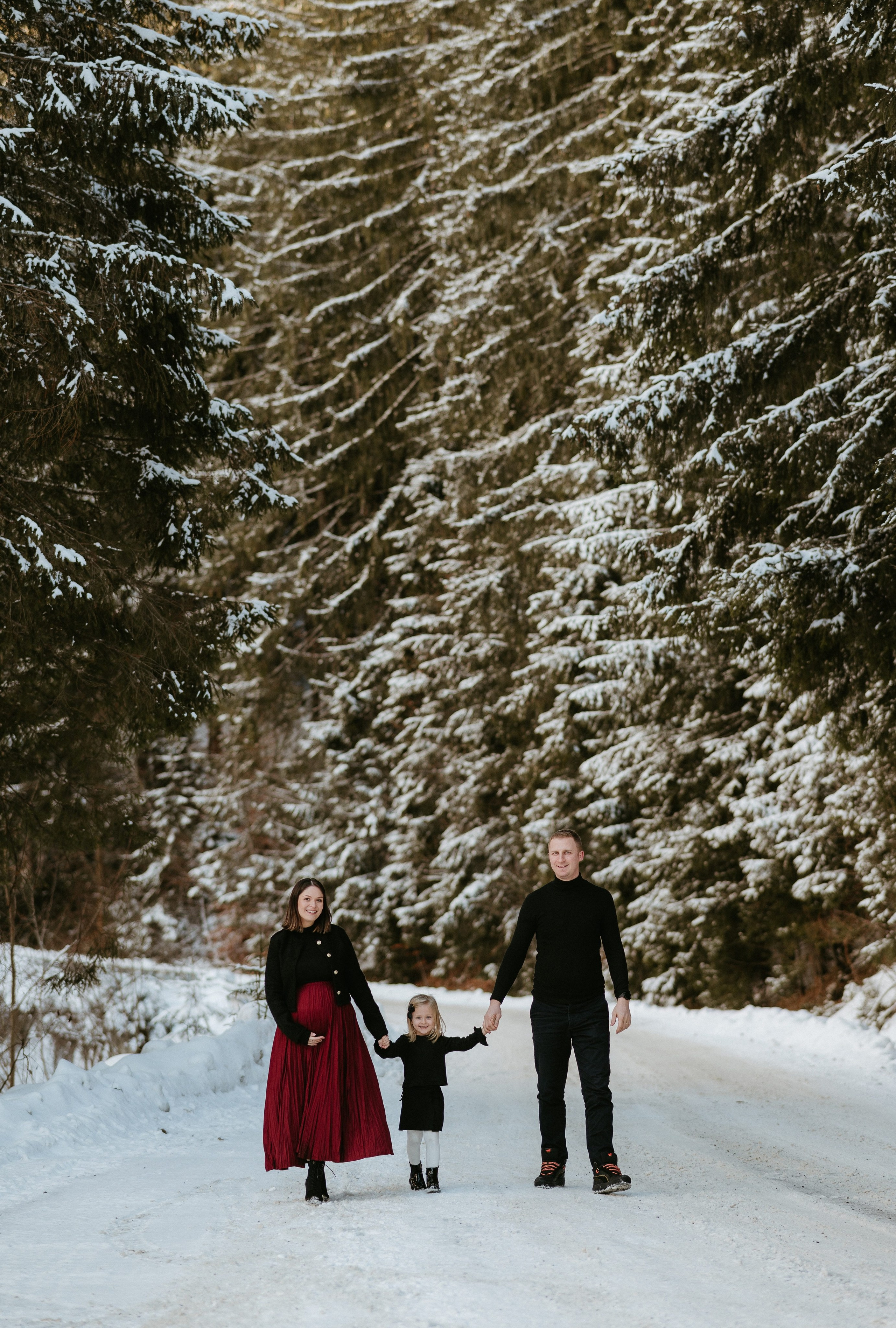 Ședință Foto de Familie la Munte – Fotografii de Iarnă în Lupcina. Valentin Melen - fotograf de nunta 🤍