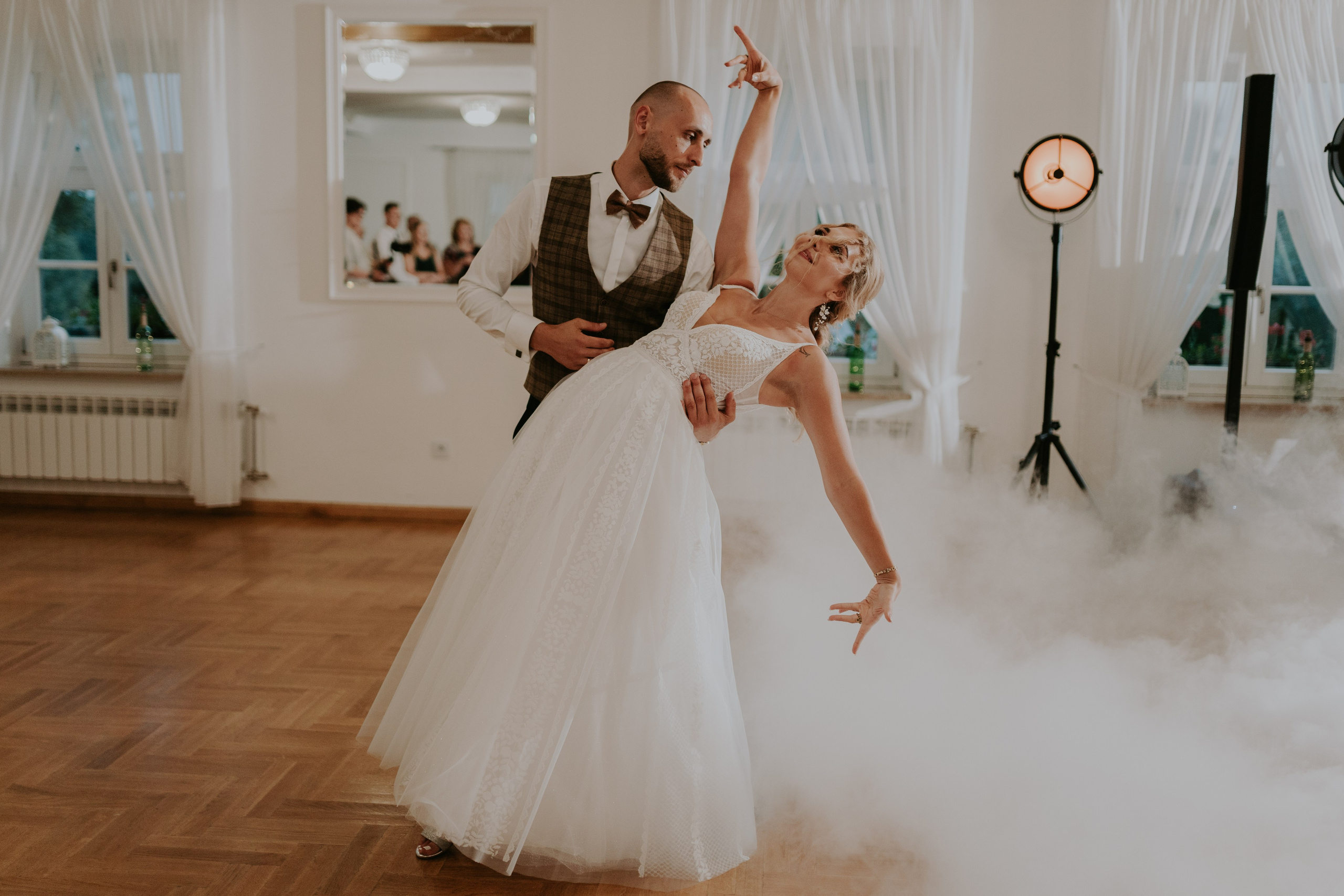 Dwór Wierzbno: plenerowy ślub pod wierzbą. Karkowskafoto - fotografia miłości