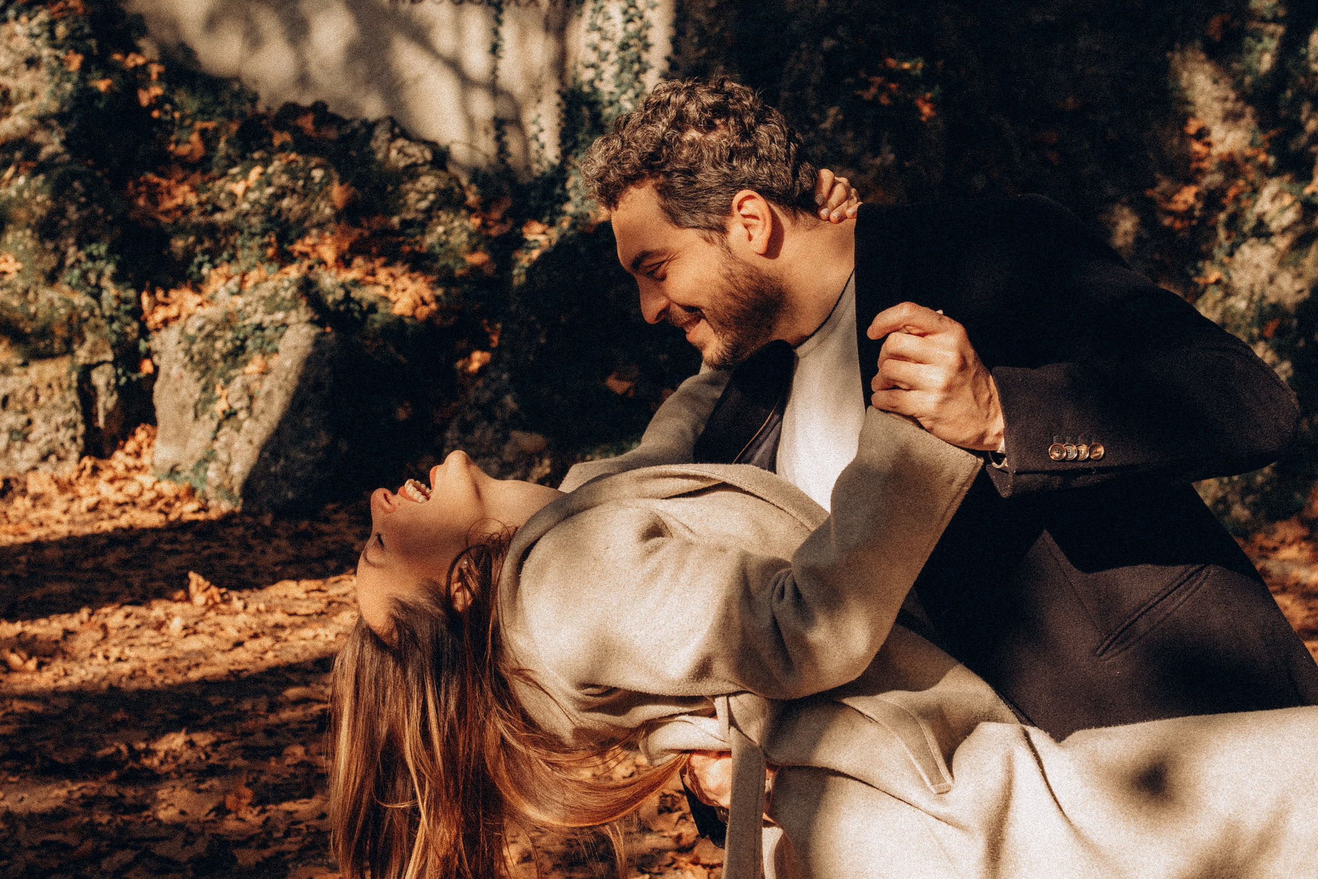 Dancing with the leaves in Indro Montanelli park. Love story in Milan. Milan love story photographer. Emotional storytelling photographer in Milan