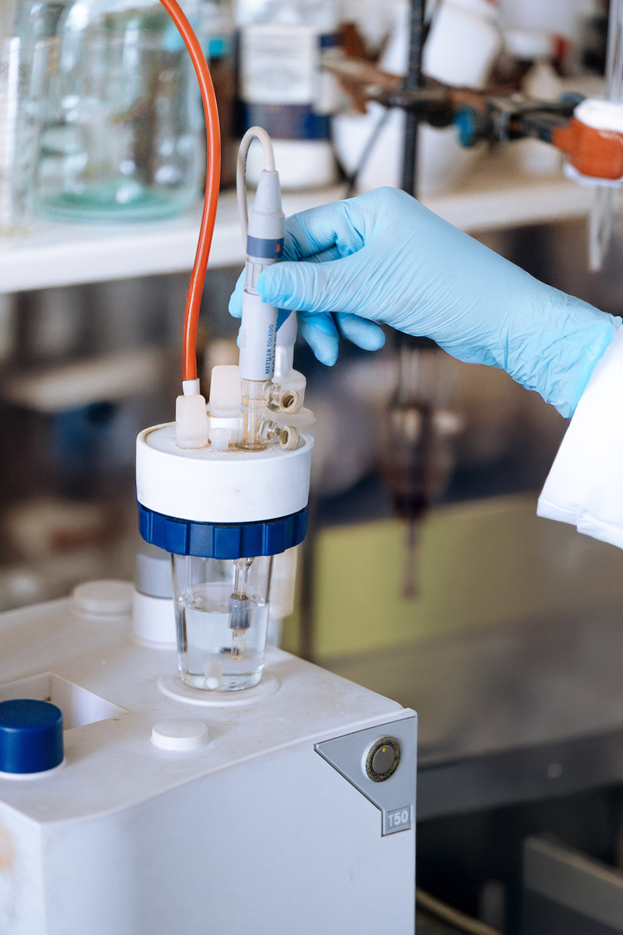 Фотосъёмка химической лаборатории Москва — процесс работы с лабораторным прибором крупным планом