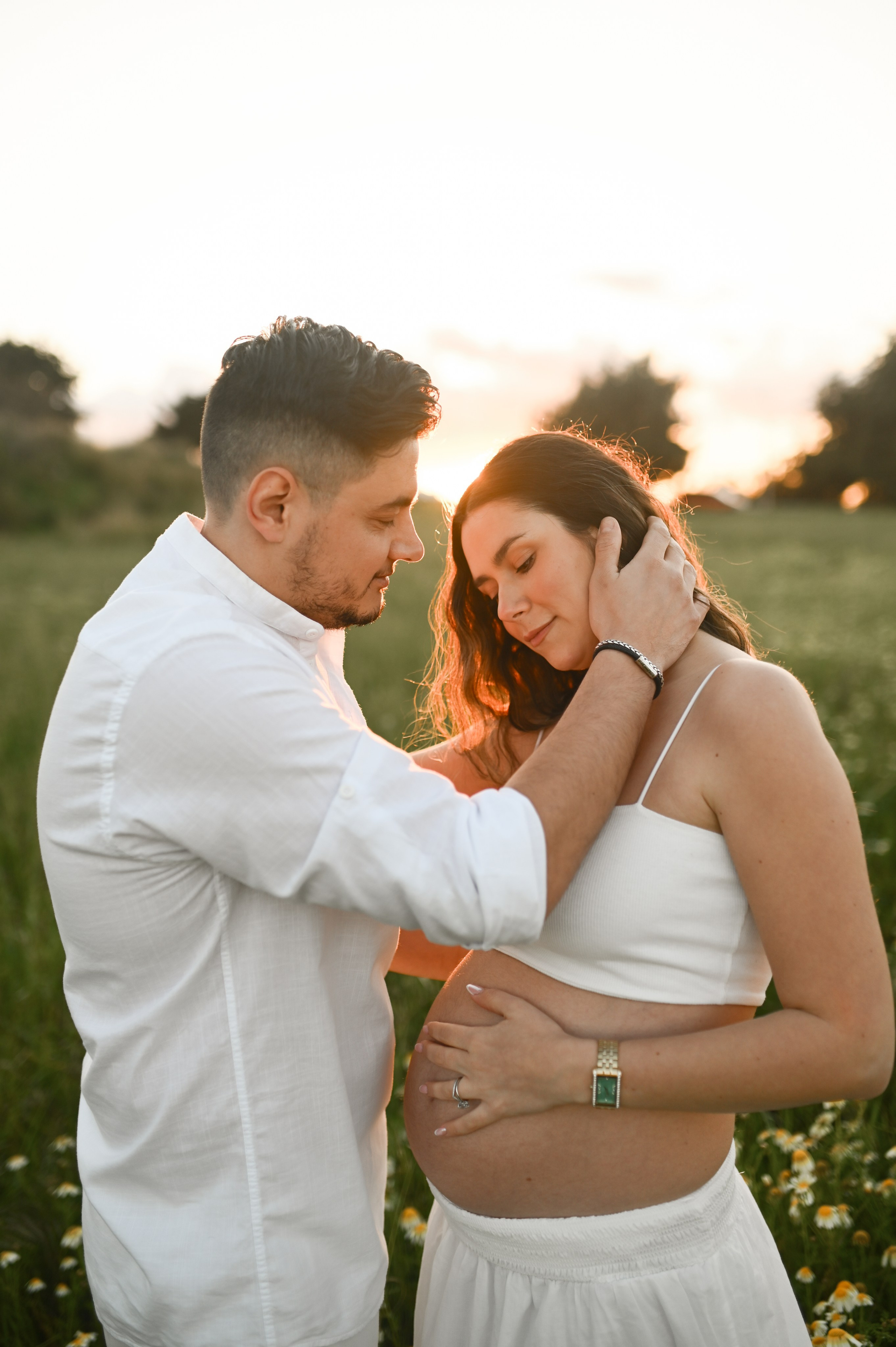 Ρομαντική φωτογράφιση εγκυμοσύνης σε χωράφι με λουλούδια. WELCOME