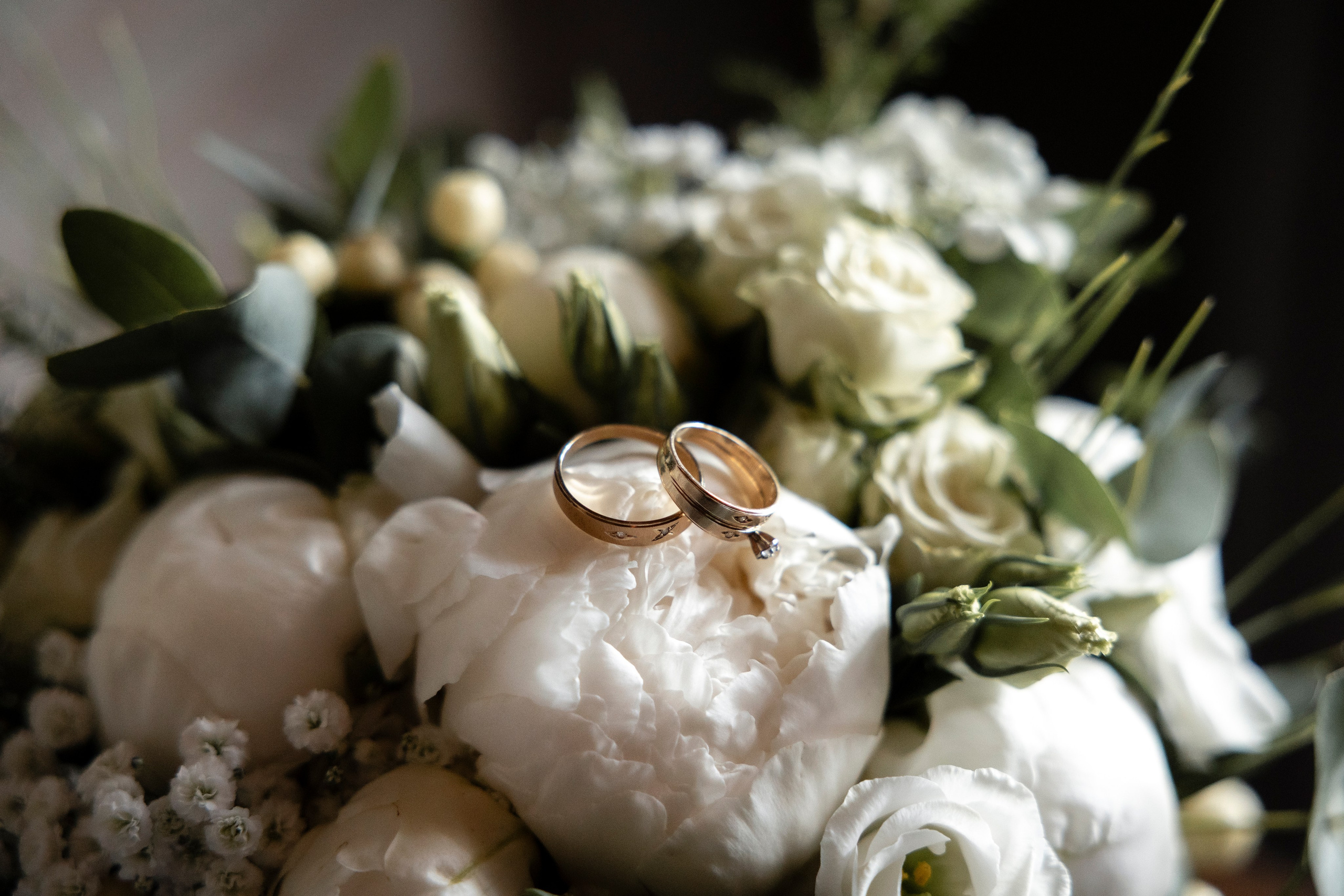 Wedding ring detail on the bridal bouquet with eucalyptus at Château Mercuès