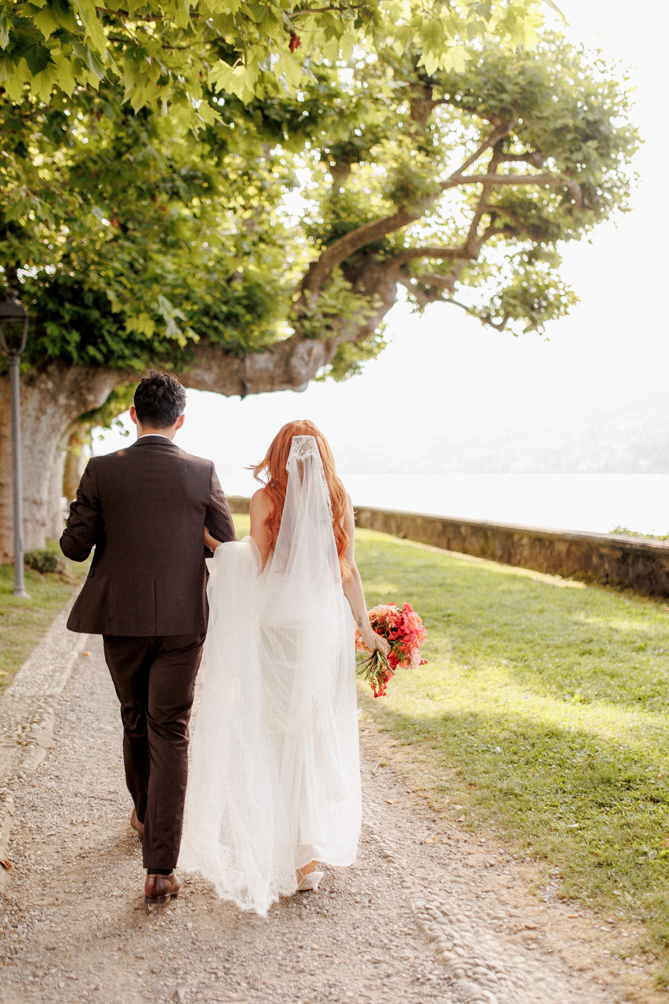Ein frühes Elopement am Comer See: Eine Liebesgeschichte, die in Erinnerung bleibt. Familien- & Hochzeitsfotografin Schweiz. Valeria Diaz in Zürich und Umgebung