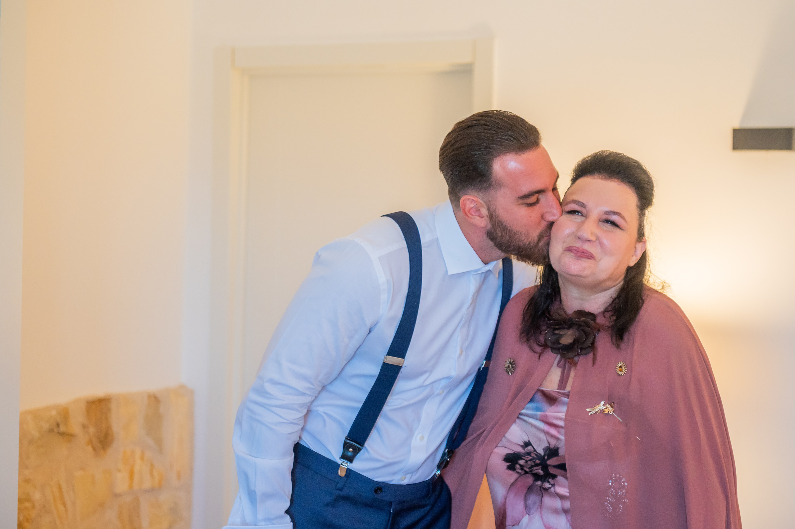 Momento íntimo preparativos boda Finca Valdetrigos Madrid