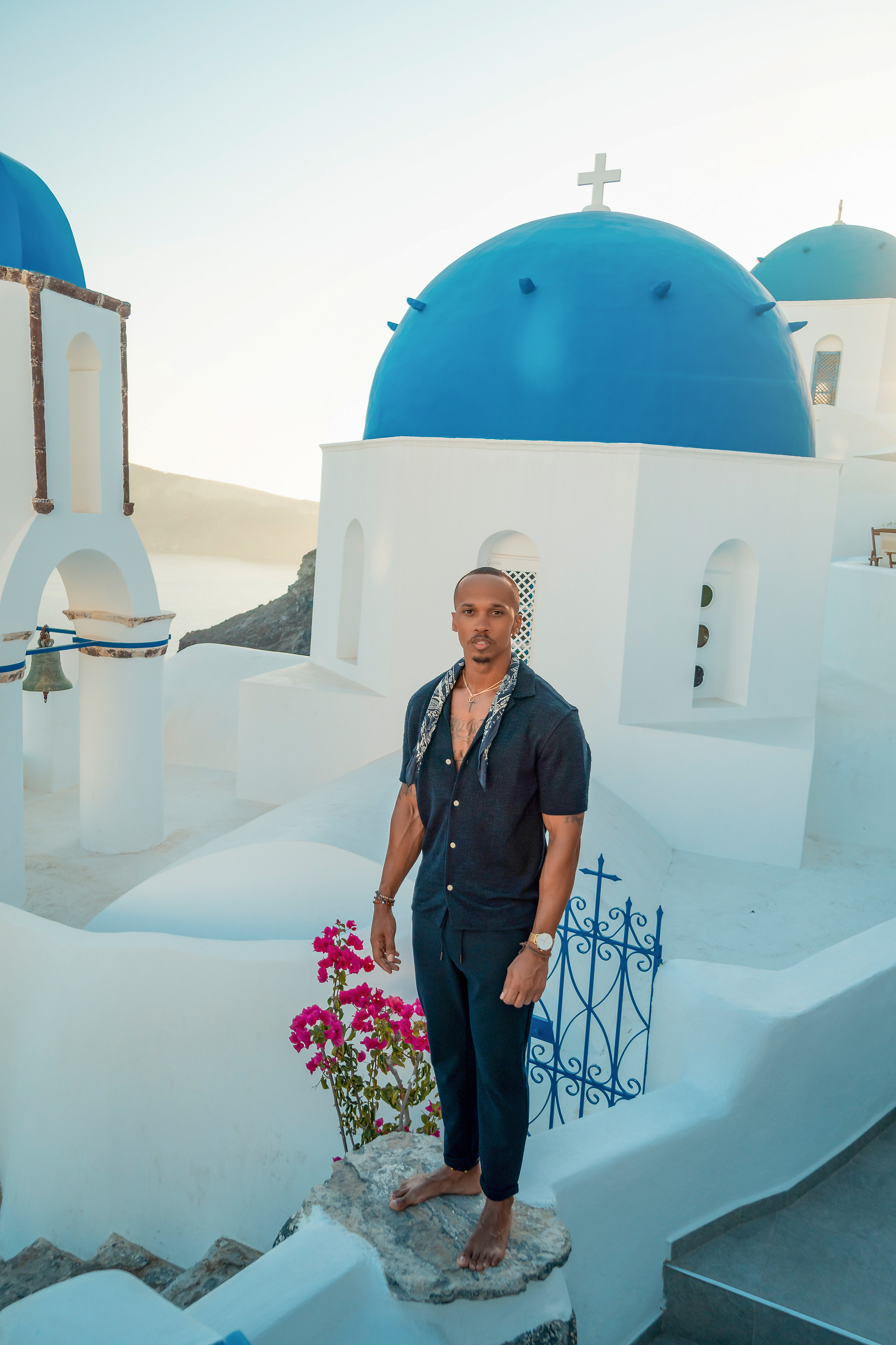 Amour et Lumière: Séance Photo d’un Couple au Coucher du Soleil à Oia, Santorin. Photographe vidéaste à Santorin|Séances photos de Robe volante Santorin|